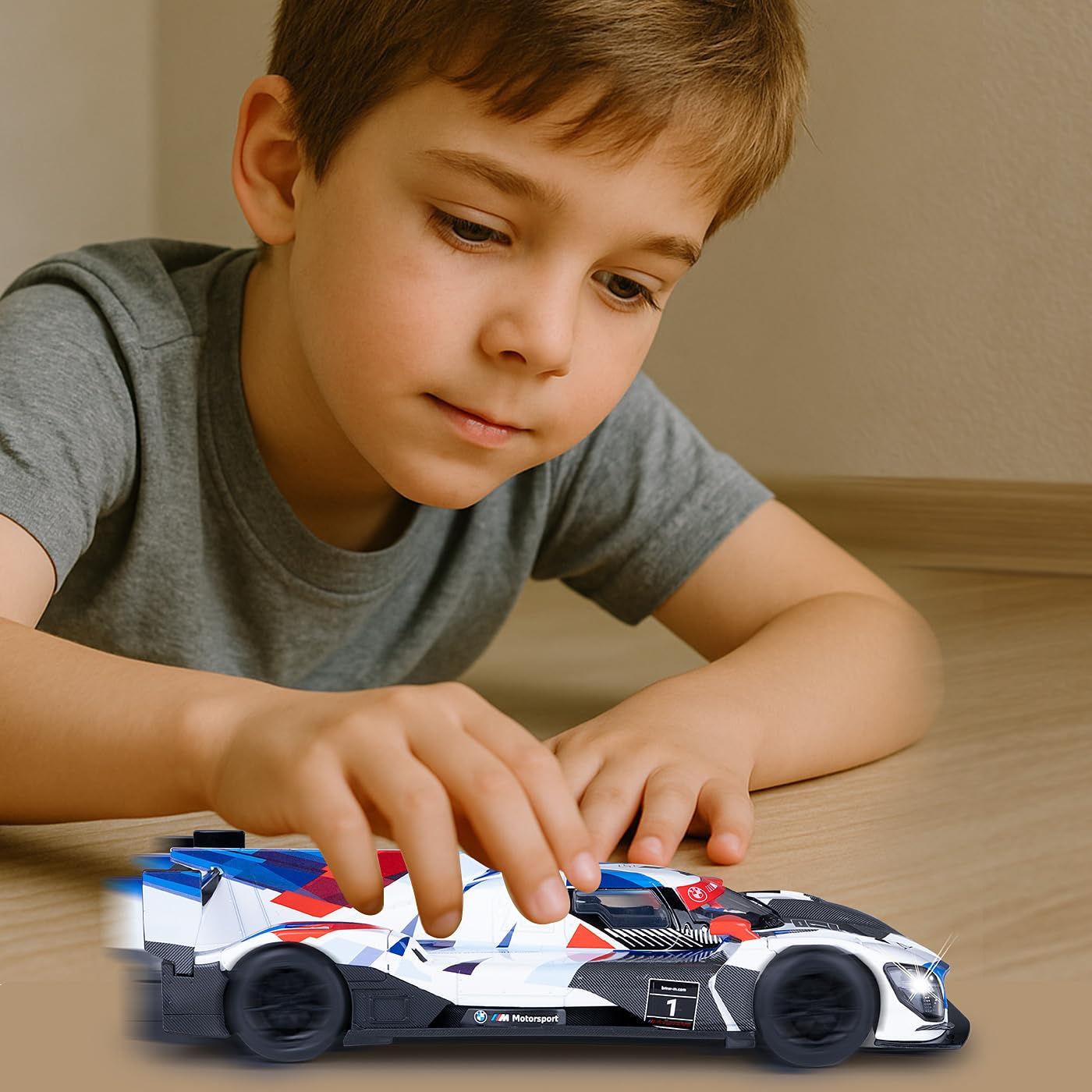 JAMARA 402632 BMW M Hybrid V8 Diecast 1:24 inkl. Knopfzellen - Modellauto Spielzeug, Kinder Car, Model Miniatur Fahrzeuge, Geschenkidee für Jungen und Mädchen, Licht, Motorsound