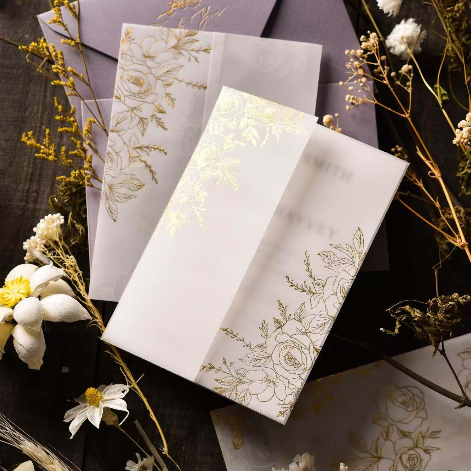 Puremigo Paquete de 50 chaquetas de vitela preplegadas para invitaciones de 5 x 7 pulgadas, patrón de lámina dorada, papel vitela de 115 g/m², chaquetas de 5 x 7 pulgadas, envolturas de invitaciones