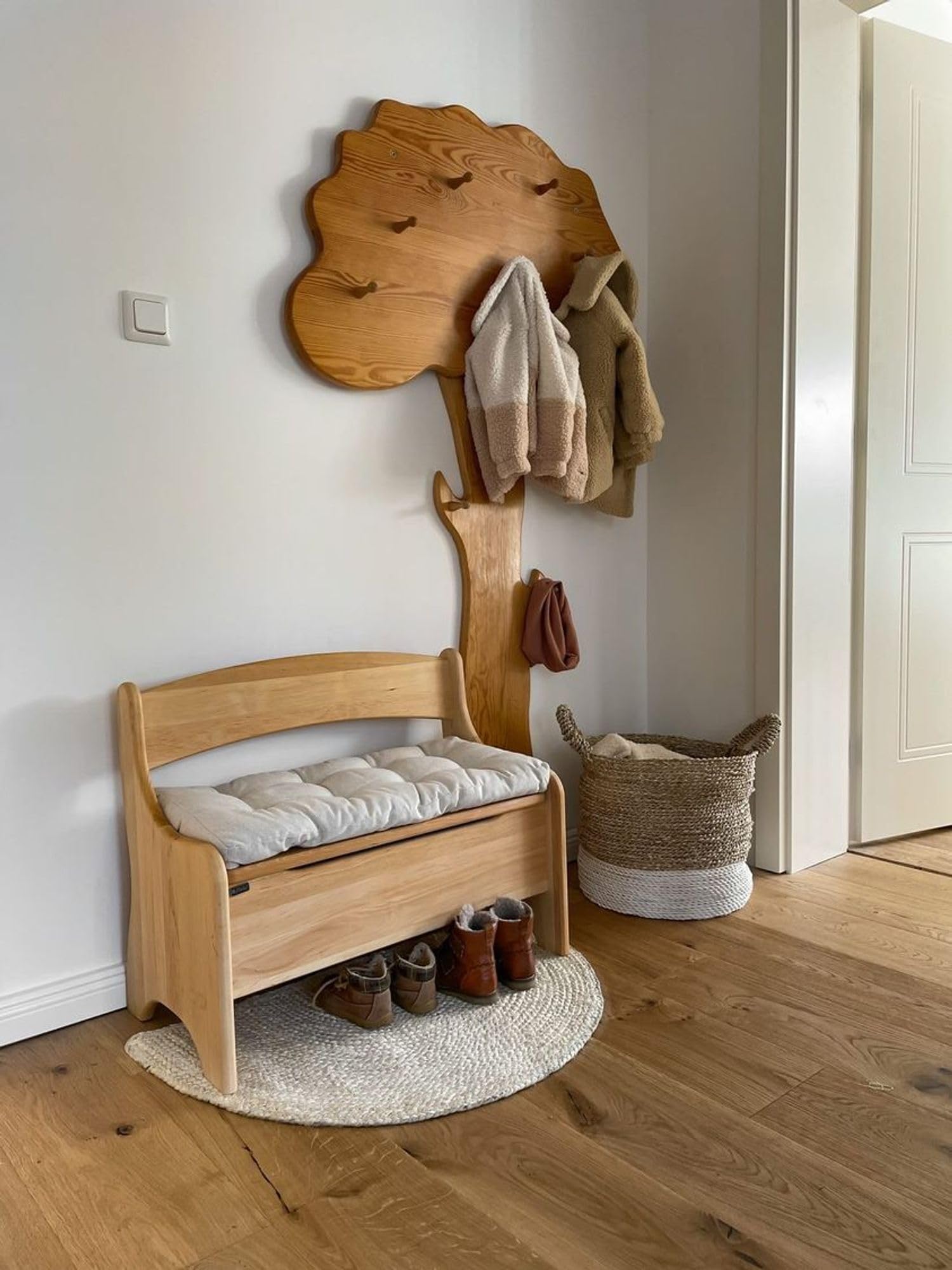 Original Kindersitzbank Levin von BioKinder® | Truhenbank mit Geheimfach aus Bio-Erlenholz | L 70 cm x B 36cm x H 55 cm