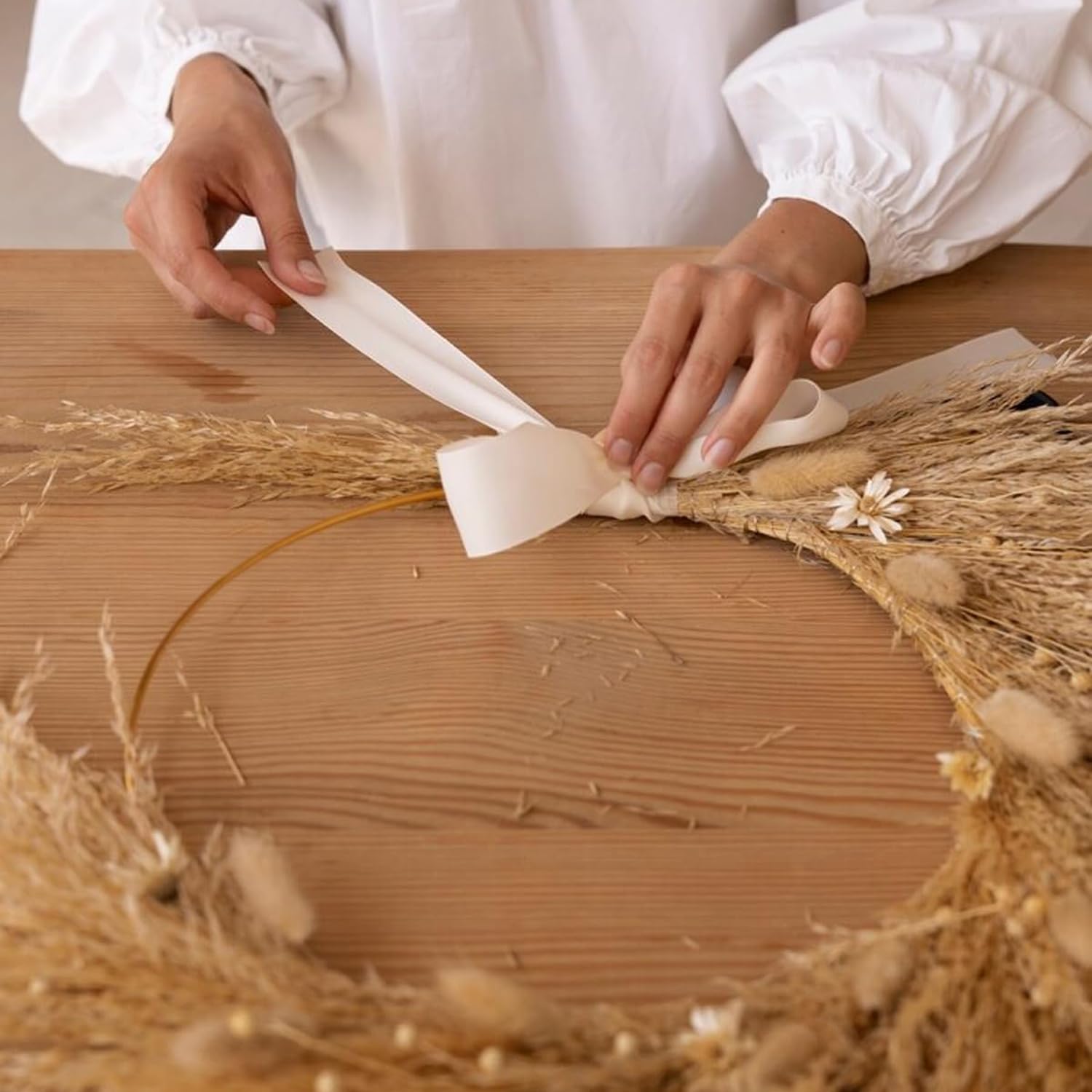 WEIWUXIAN 10 Pezzi 30CM Anelli in Metallo Dorati, Anello per Acchiappasogni con 10 Base in Legno, Centrotavola a Cerchio Floreale in Metallo Macramè, per Ghirlande da Tavolo di Nozze (Oro)
