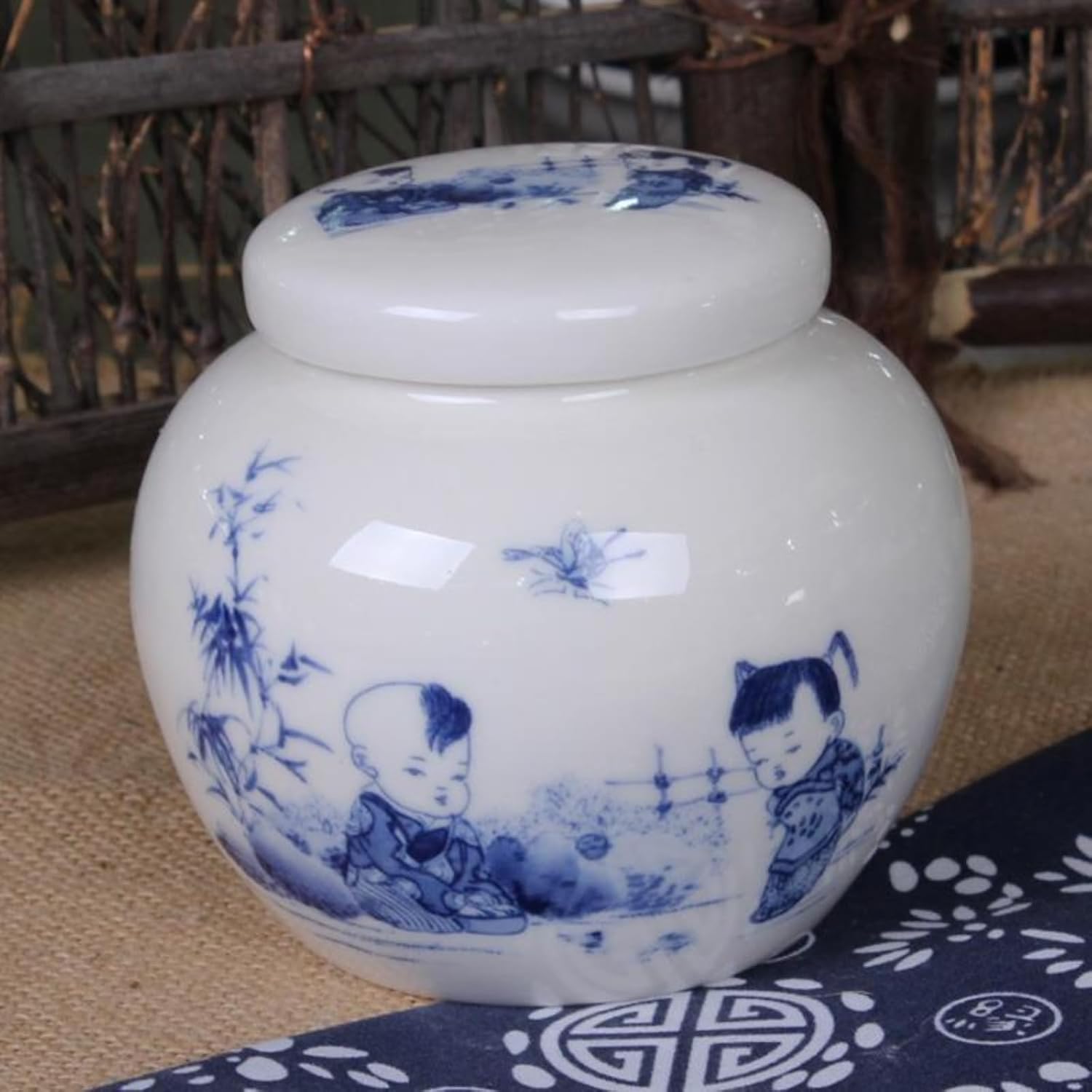 Blue and White Porcelain Tea Canister, 380ml 12.9oz, Household Ancient Style Sealed Storage Tank