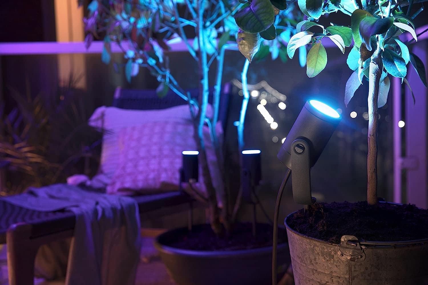 Philips Hue White & Color Ambiance Lily Gartenstrahler Basis Set 3er Pack, dimmbare Außenleuchten, smarte Lichtsteuerung, schwarz