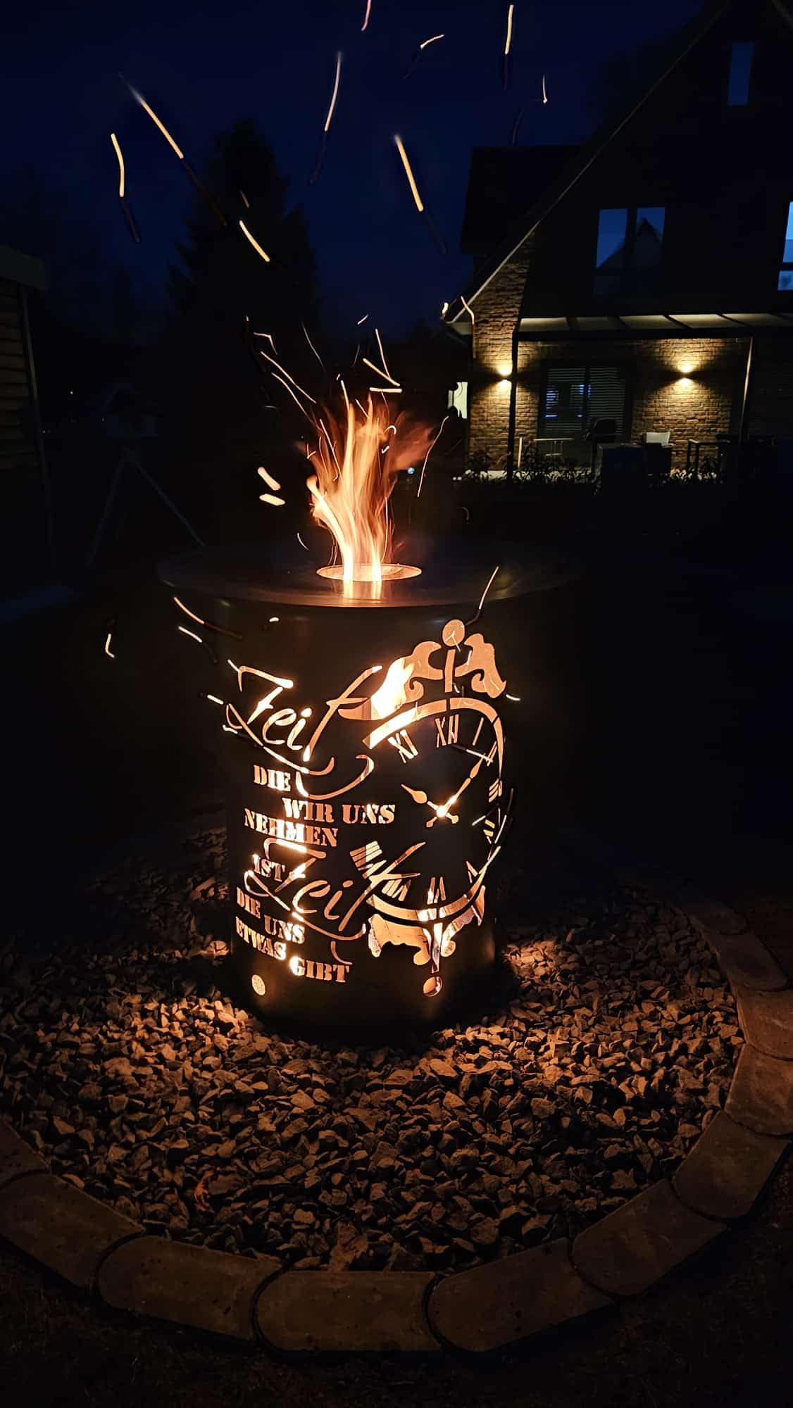 Feuertonne mit Zeit Motiv - Gefertigt aus neuem Ölfass - Besondere Feuerstelle für Garten und Terrasse - Hohe Feuerschale mit Rostoptik - 90 x 60 cm