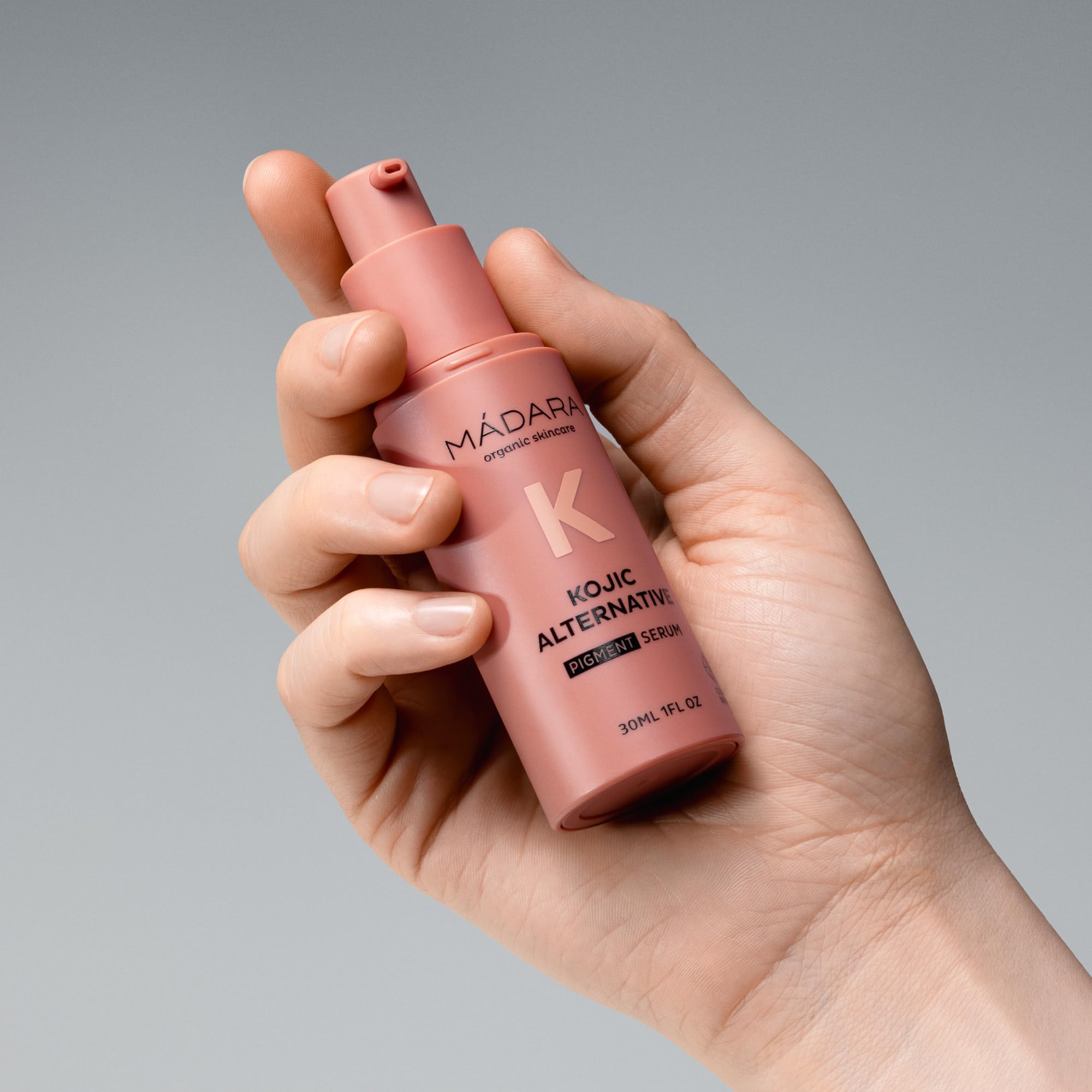 MÁDARA Organic Skincare - KOJIC - Sérum pigmenté (30 ml) - Alternative à l'acide kojique avec alpha-arbutine, cellules souches de genévrier et Bidens Pilosa - Réduit l'hyperpigmentation et unifie le