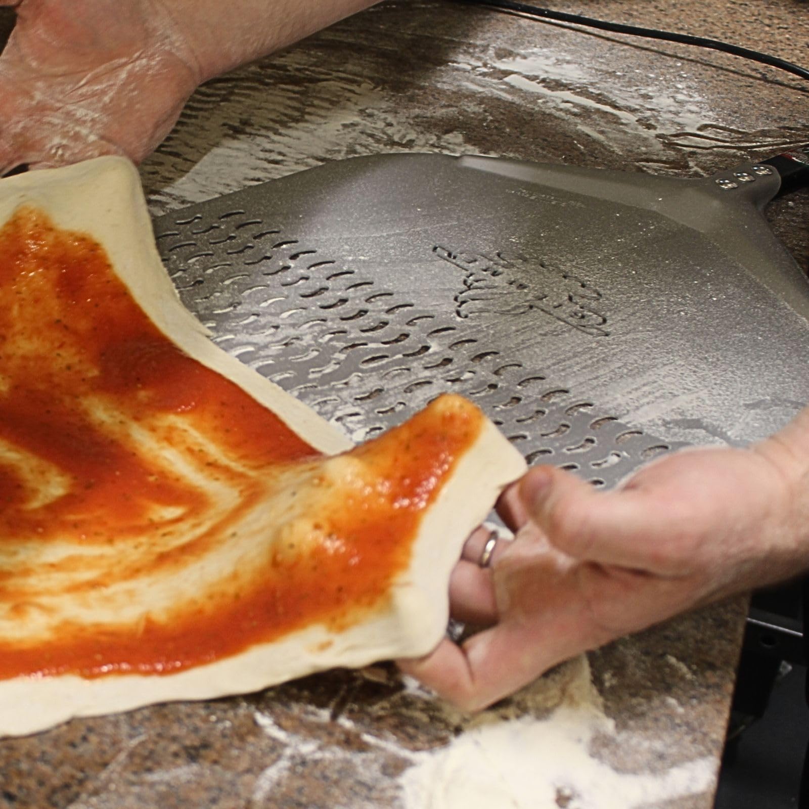 GIEMME Pelle à pizza perforée en aluminium, Professionnel, Anodisée, Forme ronde, Plat perforé (Pelle : Ø 33 cm, Longueur du manche : 120 cm)
