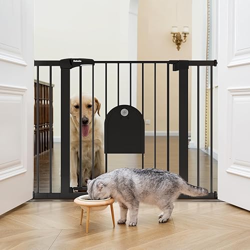 BABELIO Puerta de bebé de 30 a 43 pulgadas con puerta para gatos, puerta de metal ajustable para mascotas, puerta de perro con cierre automático,