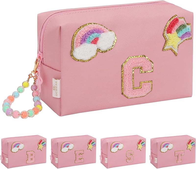 Necessaire de maquiagem onemoky com inicial, estampa geométrica e pulseira, rosa