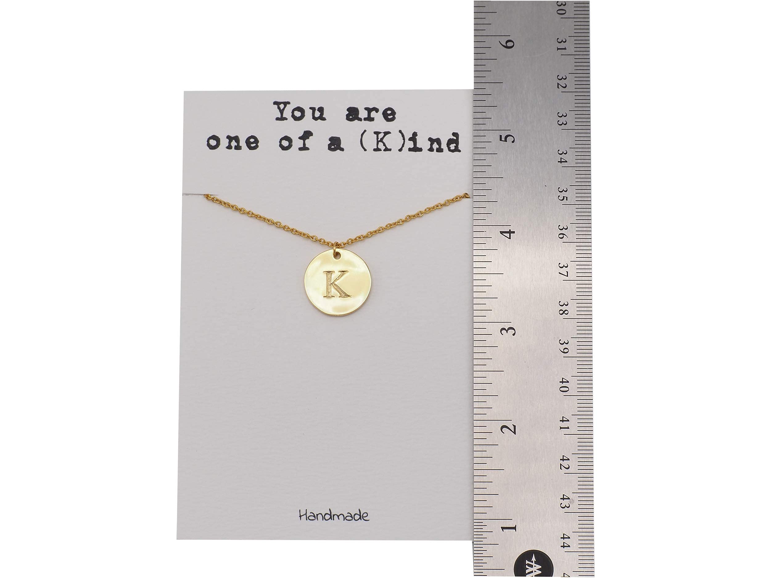 QUINNLYN & CO. Collana da donna con ciondolo rotondo con iniziale, con biglietto di auguri personalizzato, regalo regolabile per lei, da 40,6 cm a 45,7 cm, color oro