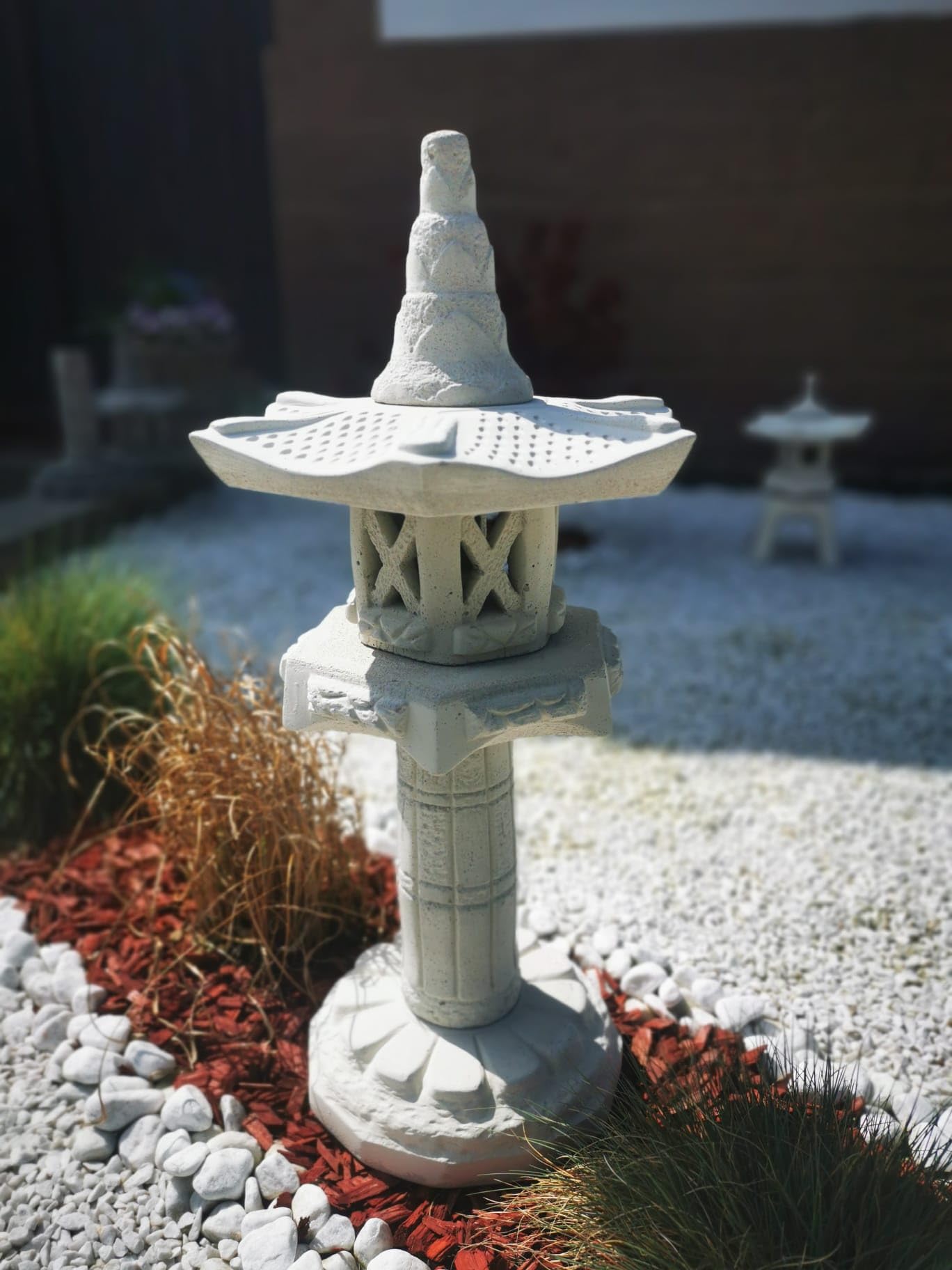Steintempel im japanischen Stil 'Yukimi auf Säule HK' - Handgefertigte Gartenfigur aus regionalem Steinguss - Zen - Dekoration für Garten & Terasse - wetterfest & langlebig