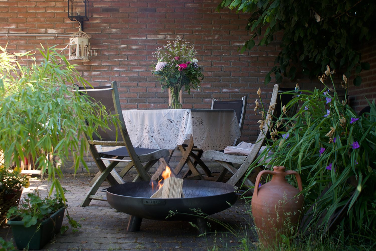 Moodz Feuerschale 100cm - Feuerschalen für den Garten - Feuerstelle Outdoor & Feuertonne - Feuerschale aus 3 MM Dick Cortenstahl - Feuerkorb für den Garten - 100x100x23,5cm - Mit Füßen und Griff