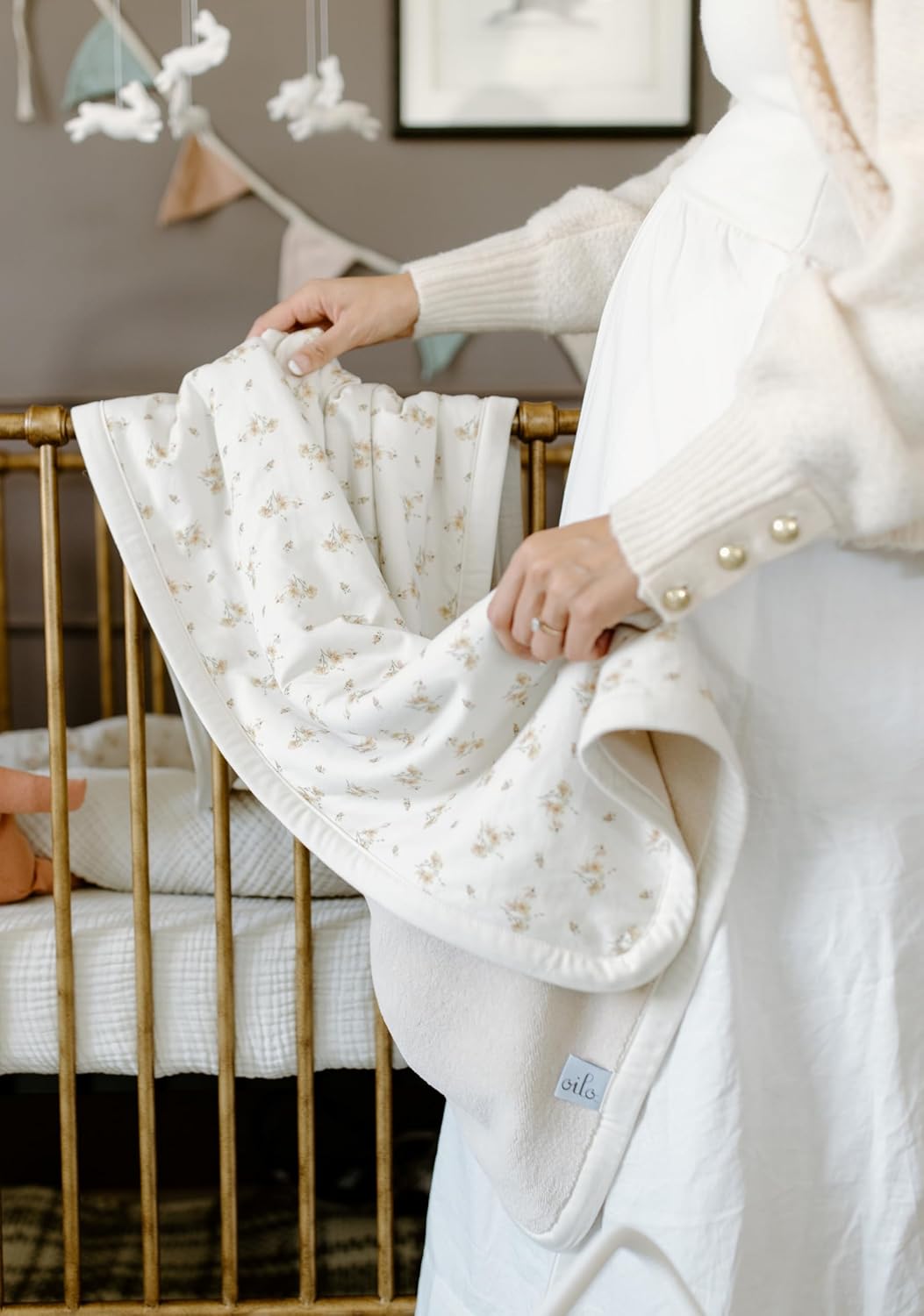 Oilo Floral Baby Blanket, Vintage Flower Baby Blanket with Ultra‑Soft Plush Backing & Organic Cotton Jersey Print, Double‑Layered 30x40 Blanket for Newborns & Toddlers