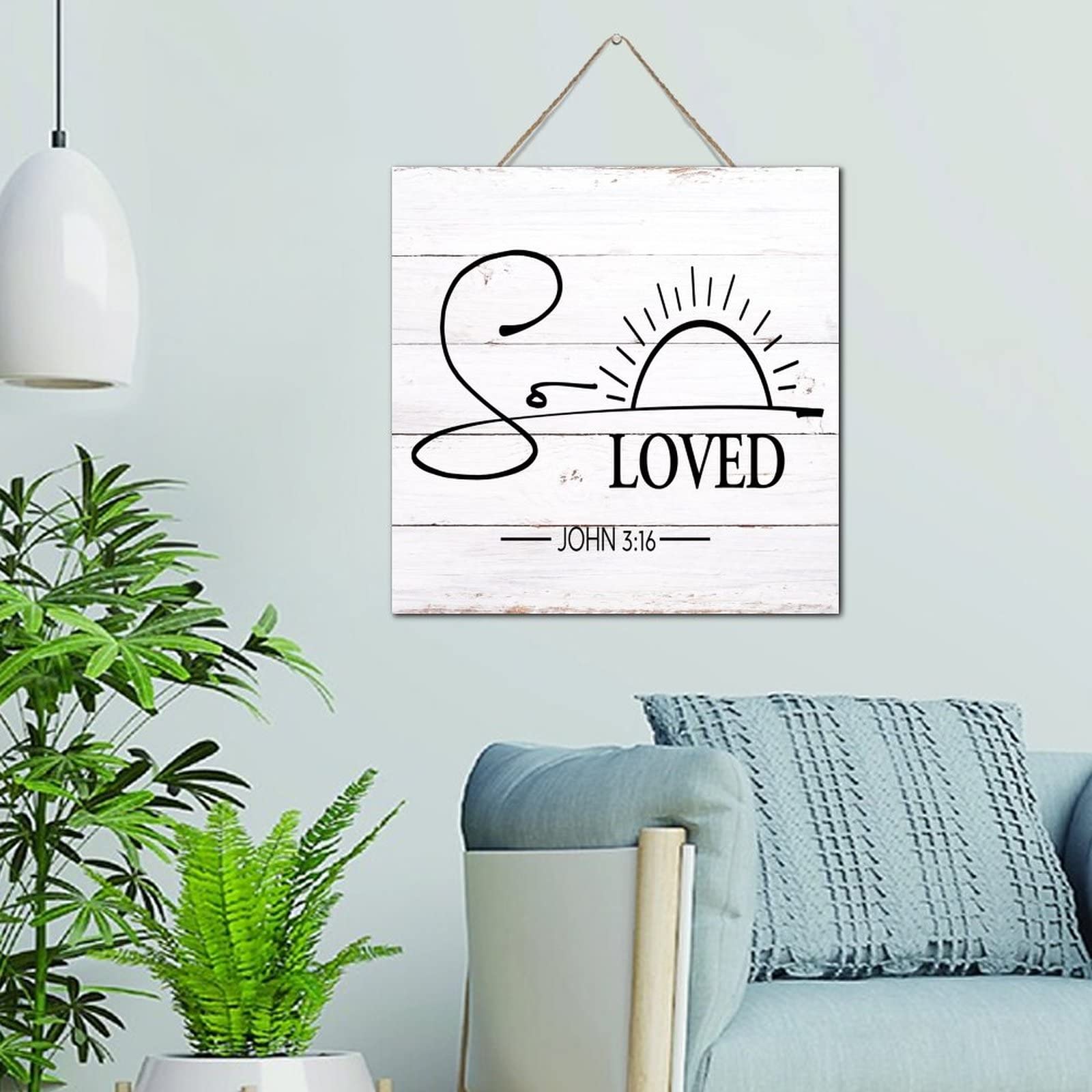 Décoration murale en bois So Loved pour égayer un mur de cuisine sombre