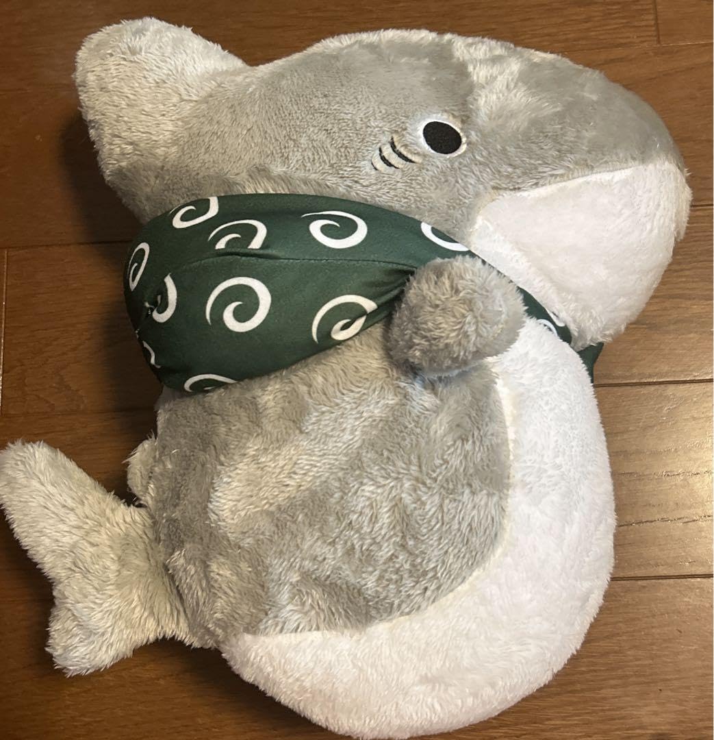 おでかけ子ザメ ほっこりいやされ めちゃでかぬいぐるみ □アミューズ入荷情報です！◇おでかけ子ザメ ほっこりいやされ