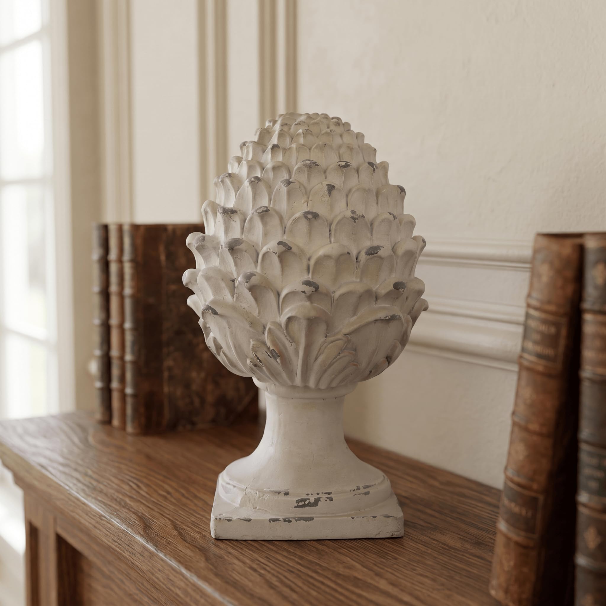 GENUINQ Ornement de base en forme d'artichaut vieilli vintage de 41,9 cm de | Décoration rustique blanche vieillie en forme de pomme de pin, sculpture de table, étagère, décoration de cour