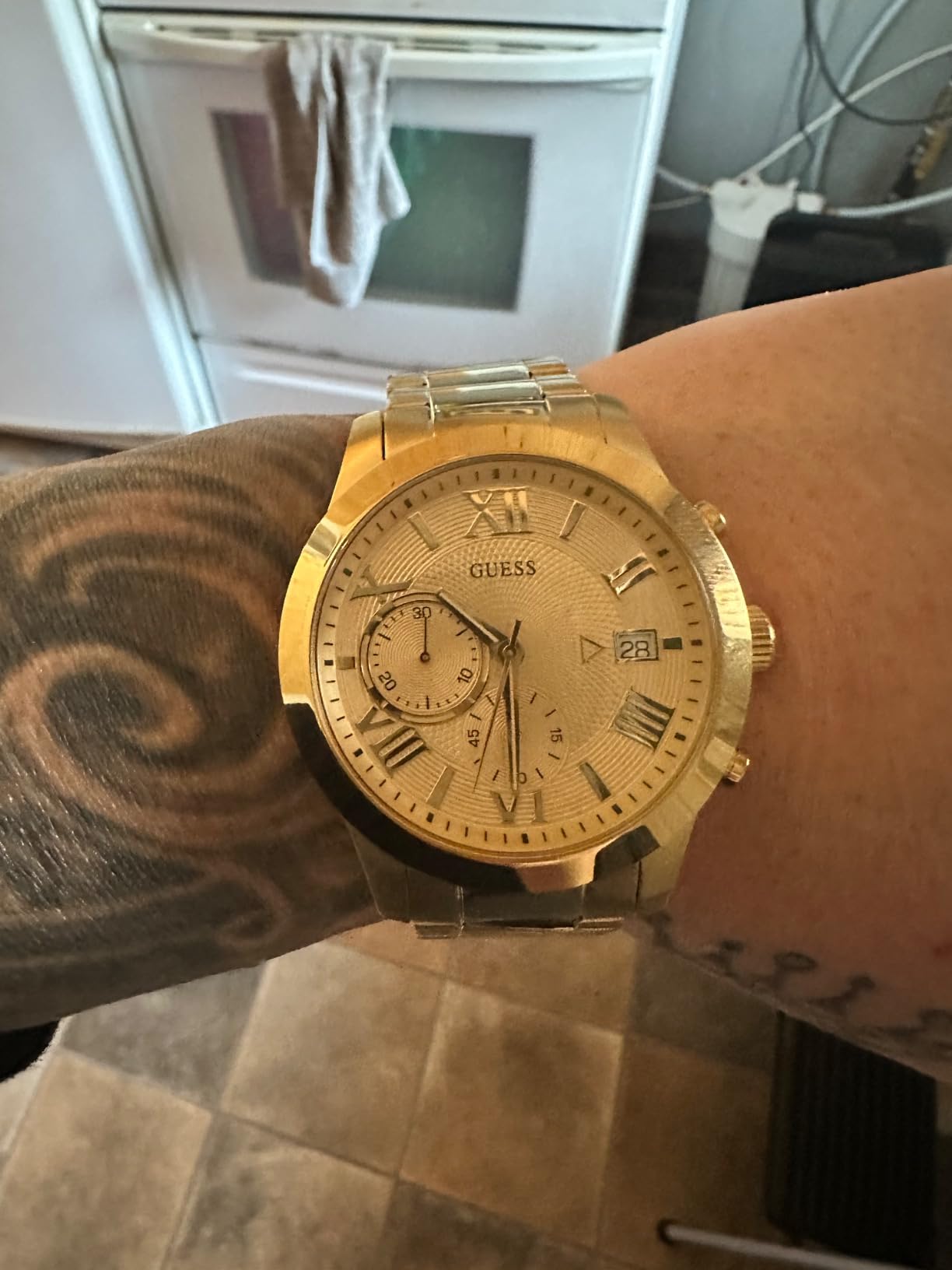 Mostrador do relógio Guess polido dourado