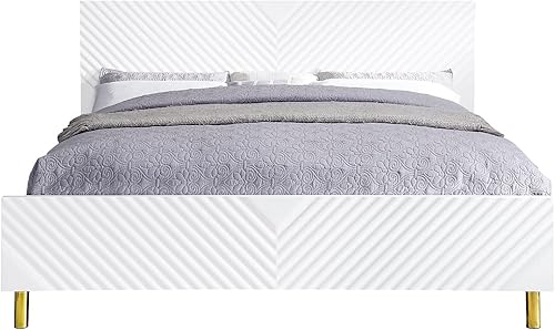 Gaines - Cama Queen con marco de madera y patas doradas, no requiere somier, acabado blanco de alto brillo (marco de cama, Queen)