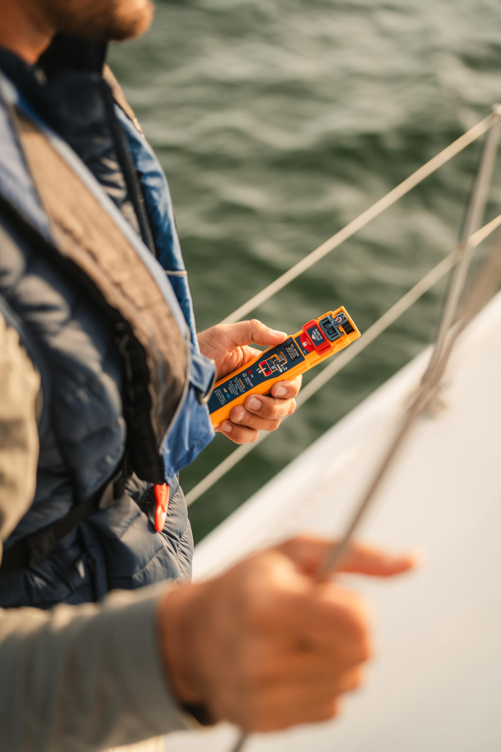 Ocean Signal rescueME PLB3 Segelsicherheitsset mit Haltesack, Signalspiegel, Pfeife und Survival-Ausrüstung – Global Distress Survival Bundle für Offshore-Segeln & Bootfahren