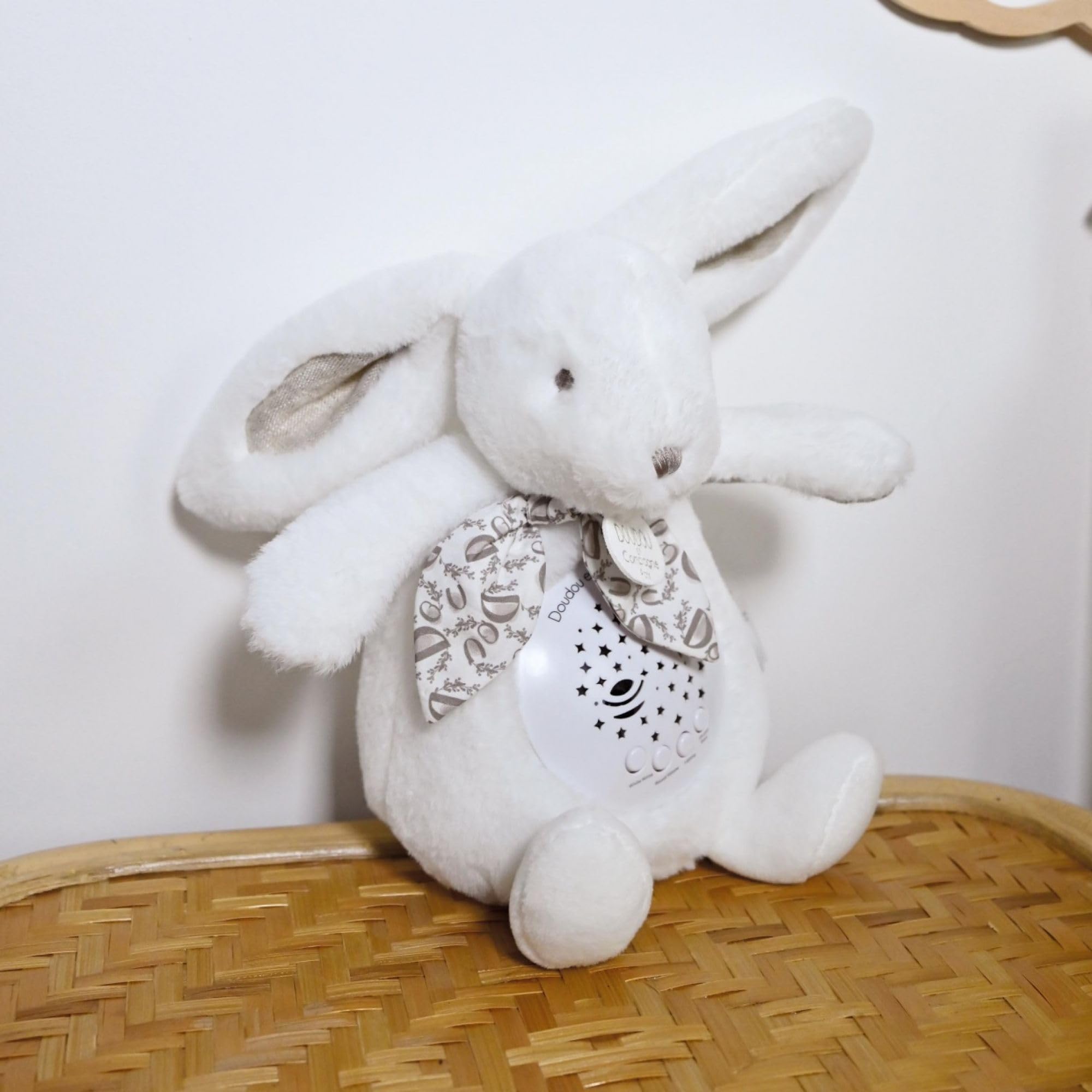 DOUDOU AND COMPAGNIE - Muzyczna lampka nocna z białym królikiem z projekcją gwiazd - Pluszowa przytulanka z melodiami i kojącymi światłami - Baby Night Mate - Pomysł na prezent z okazji narodzin