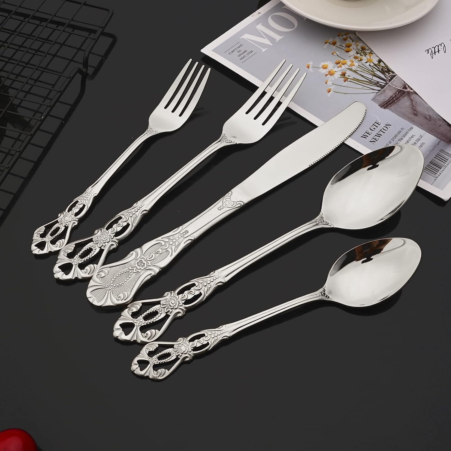 JASHII 24-piece Silver Vintage 304 Stainless Steel Flatware Silverware Set Service for 4 Royal Shiny Knives Spoon Dessert Fork Teaspoon Set for Home Kitchen Wedding Bar Restaurant.
