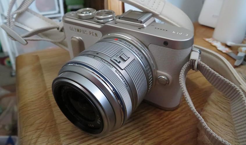 OM SYSTEM OLYMPUS PEN E-PL8 White Body with 14-42mm IIR Silver