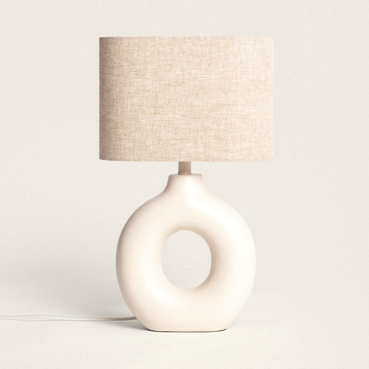 LEDKIA LIGHTING - Lampada da Tavolo Ceramica e Tessuto | Stile Boho Chic | Attacco E27 max 40W | Interno IP20 | Altezza 430mm | Larghezza 260mm | Lunghezza 35mm, Beige