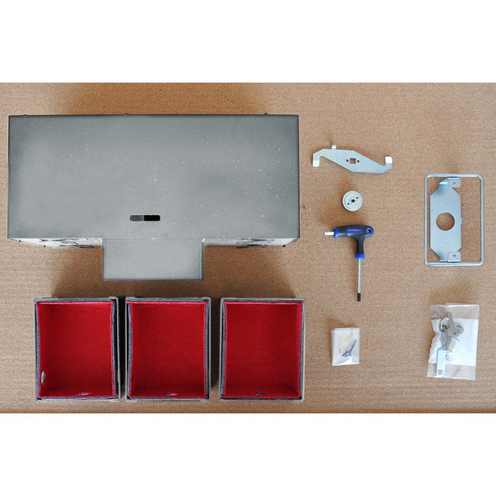 Cassaforte invisibile ad incasso, zincata 3 cassetti. Dimensioni 18X32X13 cm.
