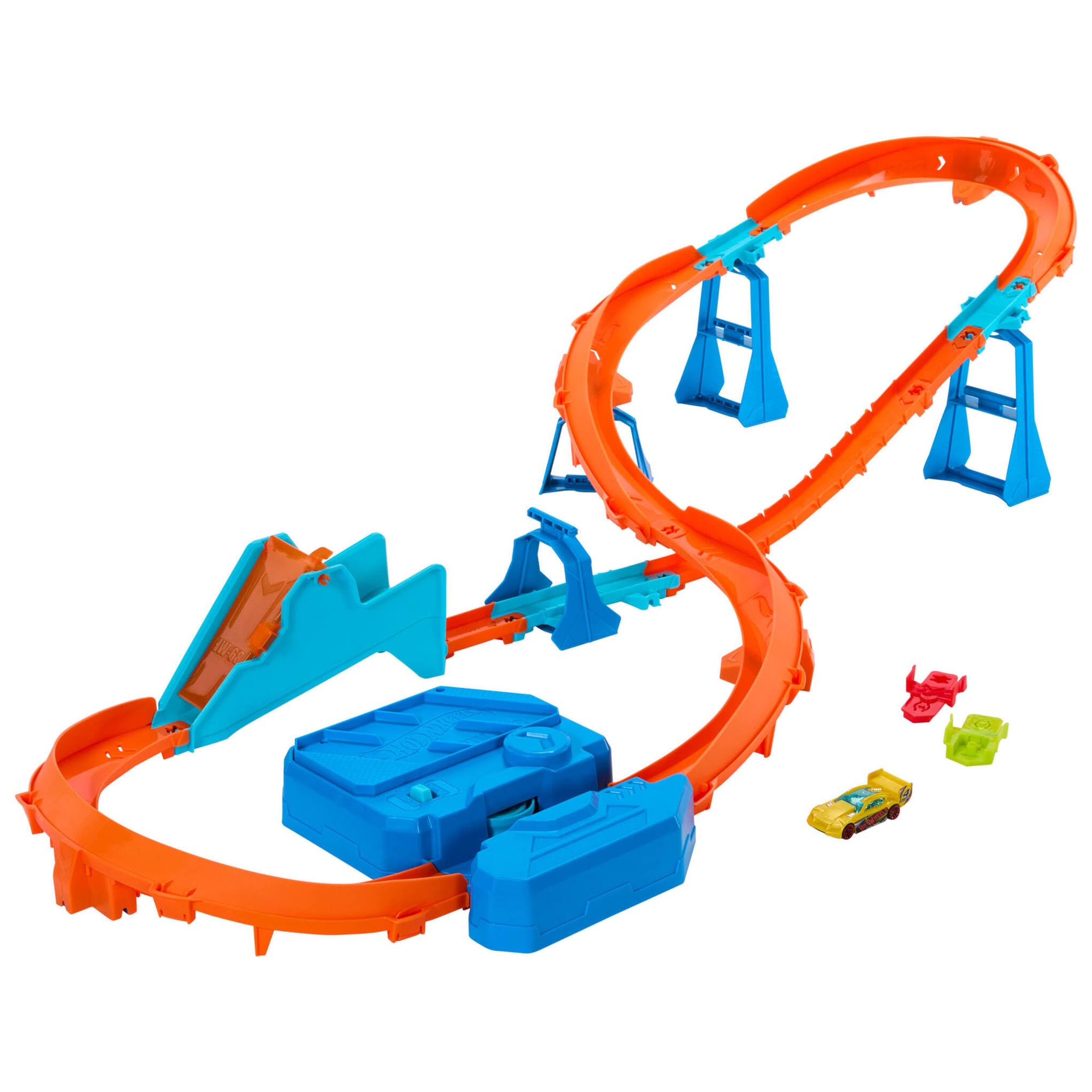 Hot Wheels Circuito Supersalto Conjunto de pista con coche de juguete, caja de construcción exclusiva con propulsor motorizado, vehículo a escala 1:64 y pista Speed Snap, JDB49