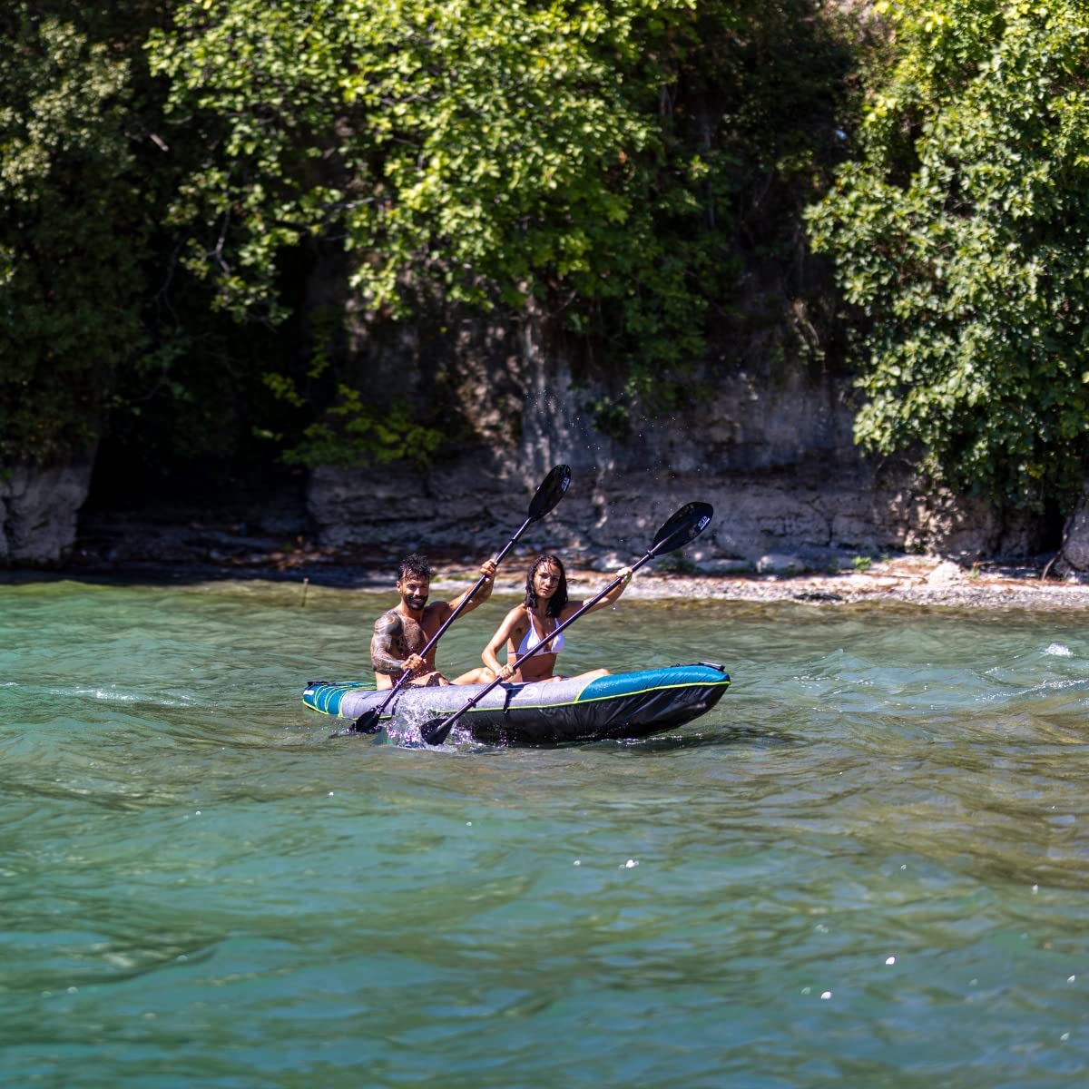 JBAY.ZONE Fluo, Kayak Gonfiabile Biposto per Neofiti e Appassionati, Tre Camere d'Aria, Drop-Stitch ad Alta Pressione, Pompa, 2 Pagaie a Doppia Pala e 2 Sedili Inclusi, Fino a 150kg, 335x93 cm
