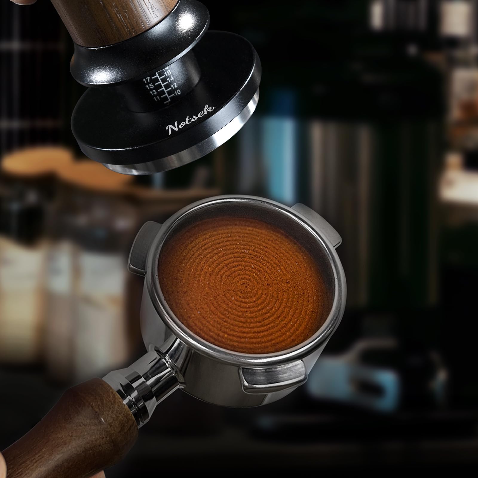 NOTSEK Tamper 58 mm, 30 lbs regulador de presión para café expreso, autonivelante, madera de nogal, calibrado, pluma de café con base de acero inoxidable para portafiltros de 58 mm