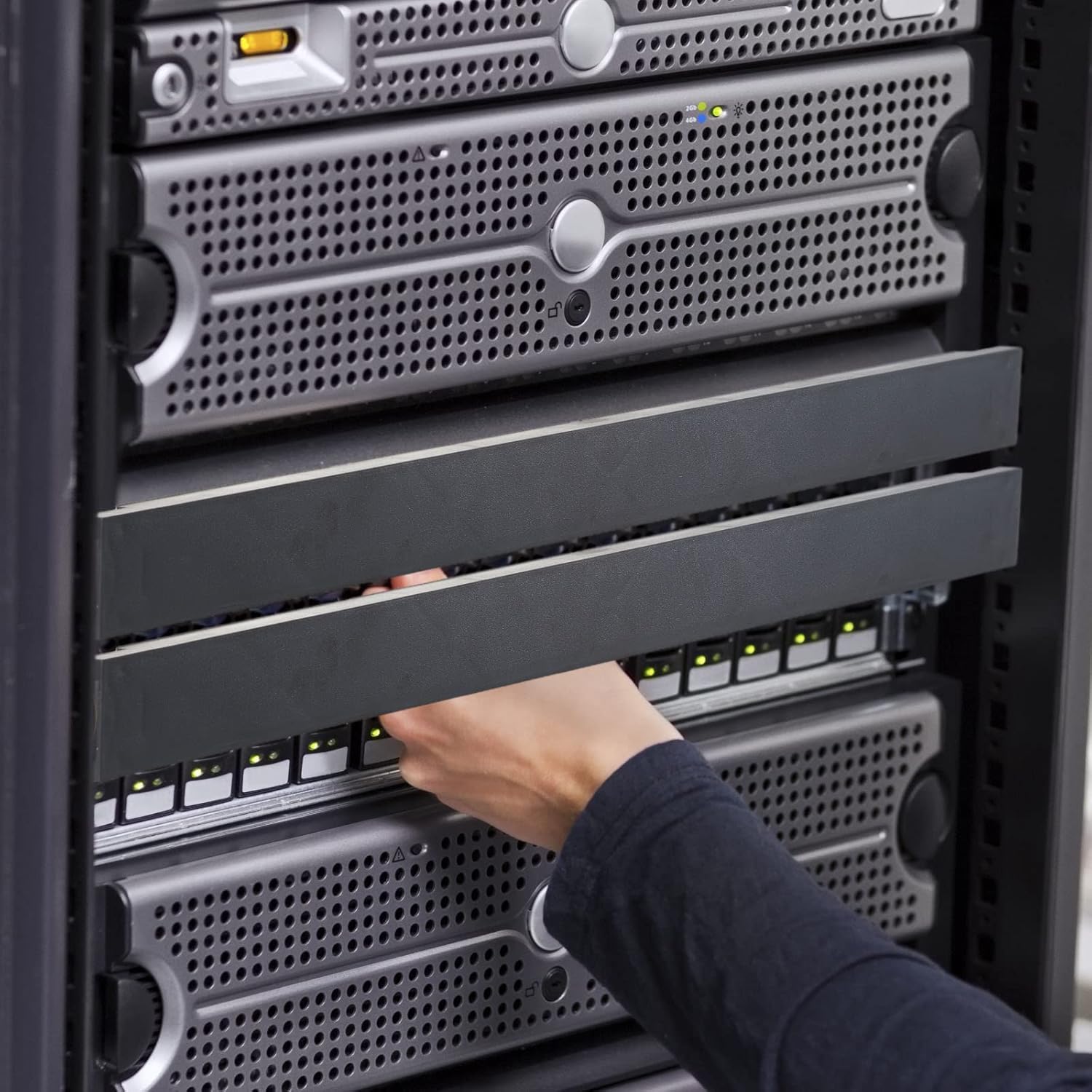 Dunzy 20 Pcs 1u Blank Panel 1u Rack Blank Disassembled Plastic Mount Blanking Panel for 19 Inch Server Rack Cabinet or Enclosure, Black