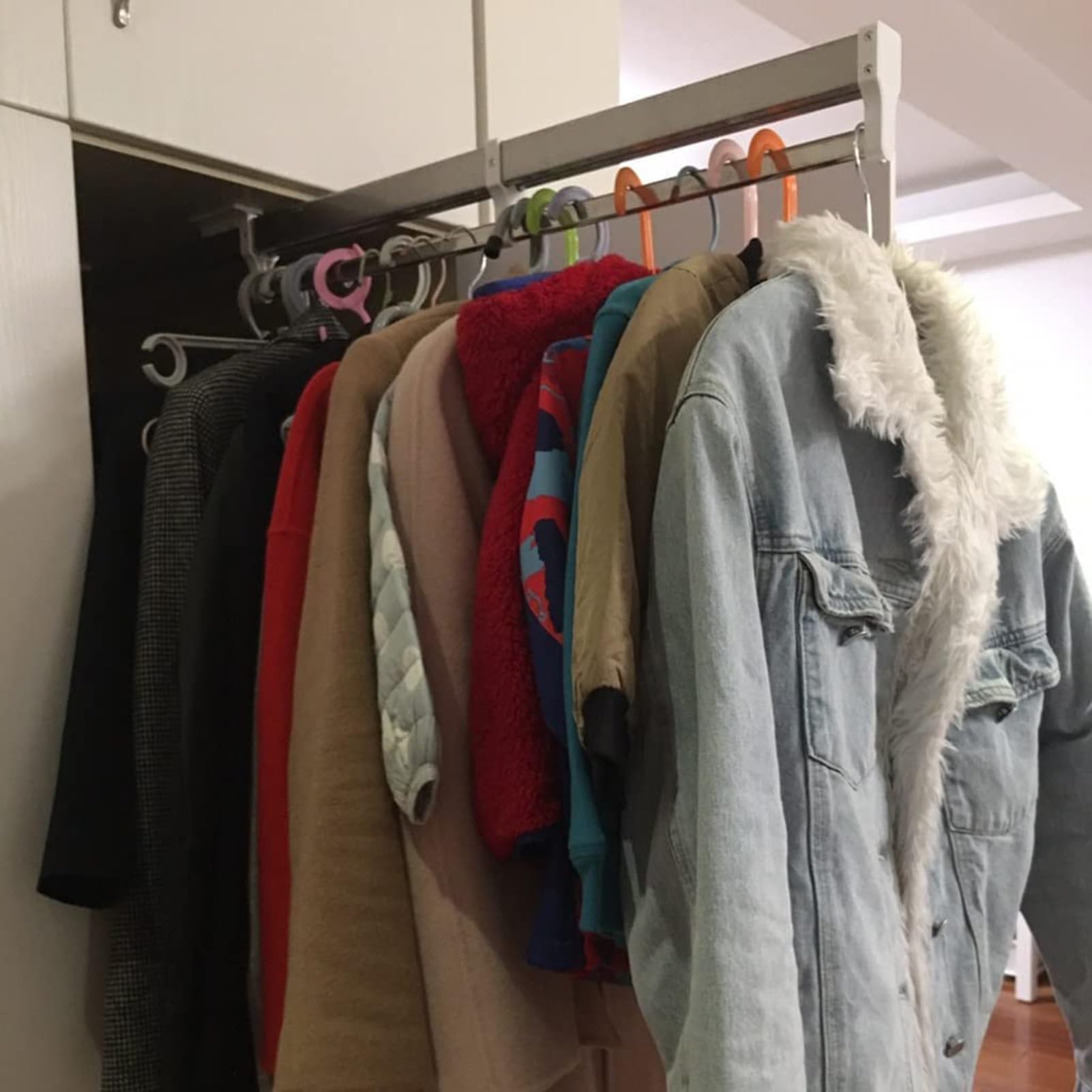 Varilla de armario telescópica contra el desorden de pantalones en armarios profundos