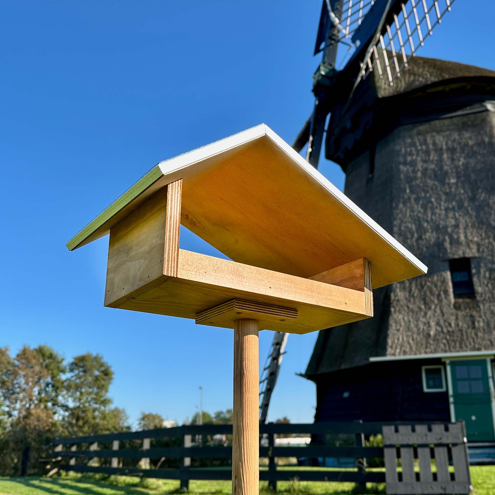 GARTENETAGE Design-Vogelfutterhaus mit wetterfestem Metalldach/massives Vogelhaus Holz mit Erdspieß/Vogelfutterhaus mit Ständer/Robustes Vogelhäuschen für Ihren Garten