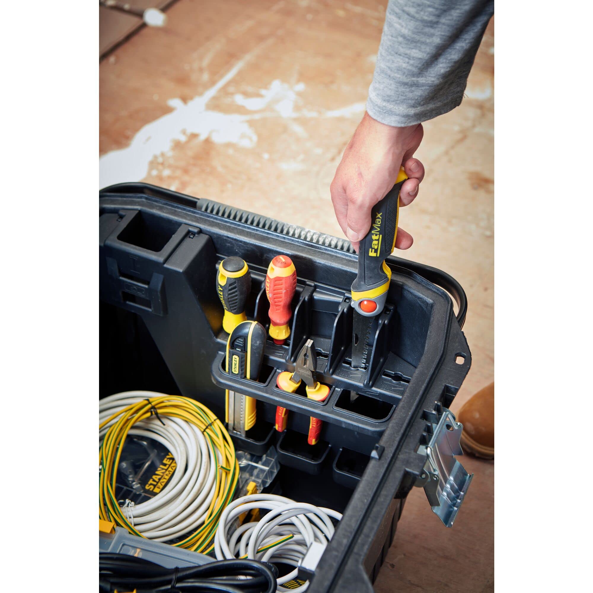 STANLEY FatMax Werkzeugbox mit Rollen/Werkzeugkoffer mit Rollen- Werkzeugkasten leer ZollStructural Foam Zoll (113 Liter Ladevolumen, Schwerlasträder, Metallschließen) 1-94-850