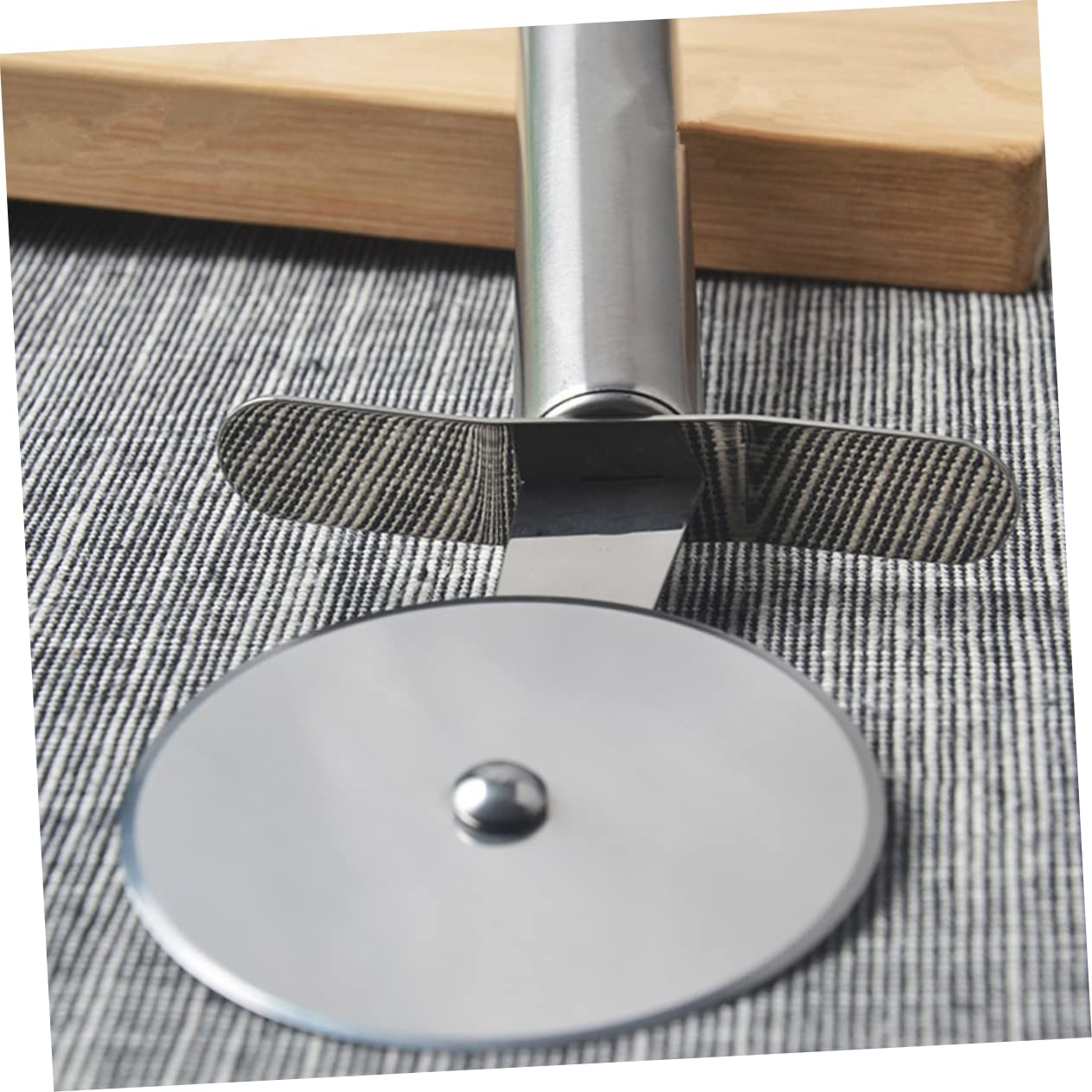 GLEAVI Stainless Steel Pizza Wheel Cutter Sharp Pizza Slicer with Non Slip Grip Handle for Effortless Cutting and Easy to Clean for Home Cooks and Chefs