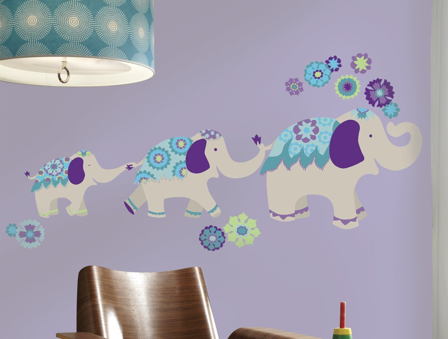 Décor géant adhésif éléphants fleurs violettes pour cacher mur abîmé