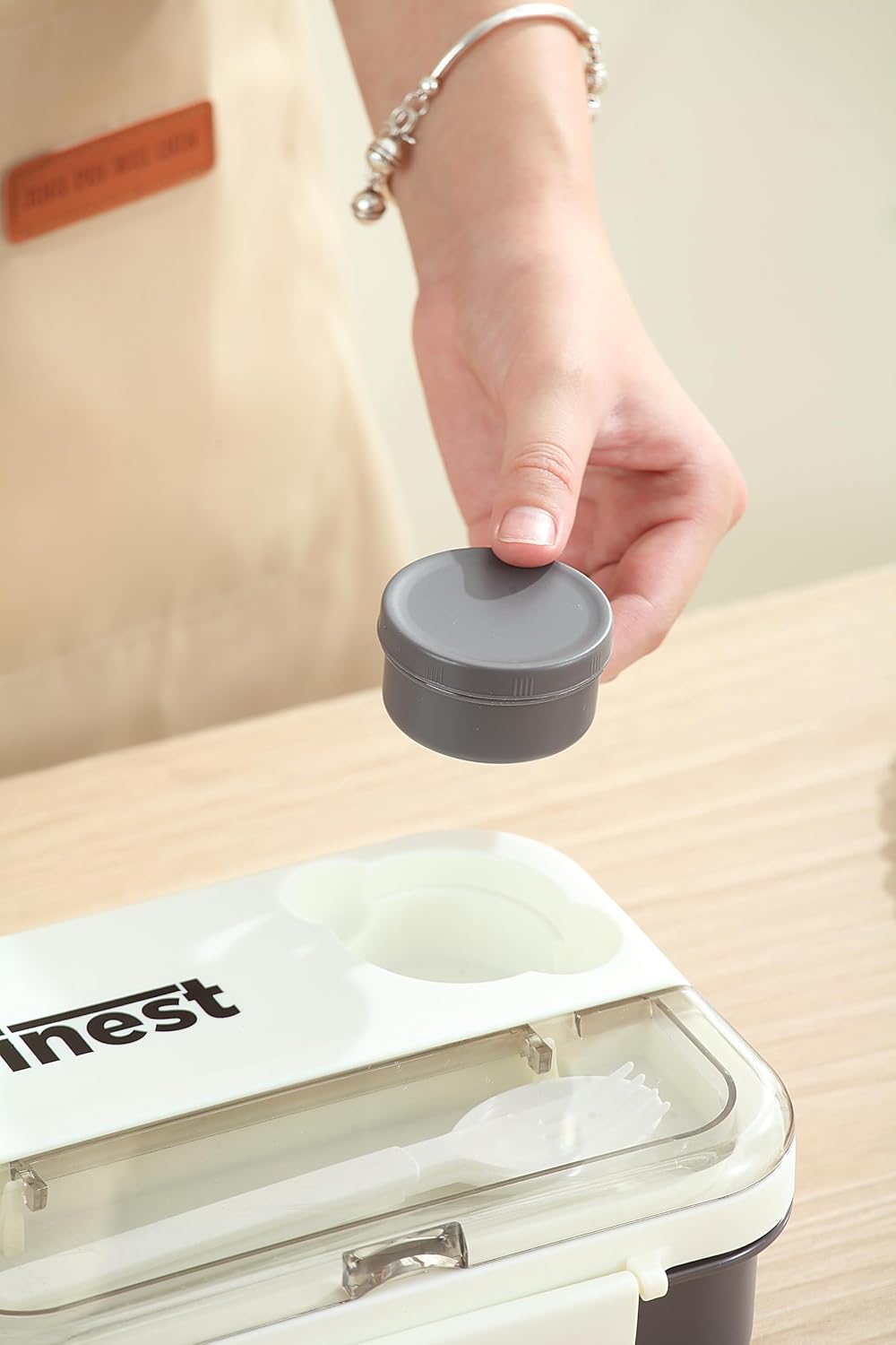 THE FINEST Stainless Steel Bento Box – 900ML BPA-Free Lunch Container with 3 Compartments, Utensils & Sauce Jar – Microwave & Dishwasher Safe, Leakproof Lunchbox for Work & School (Grey)