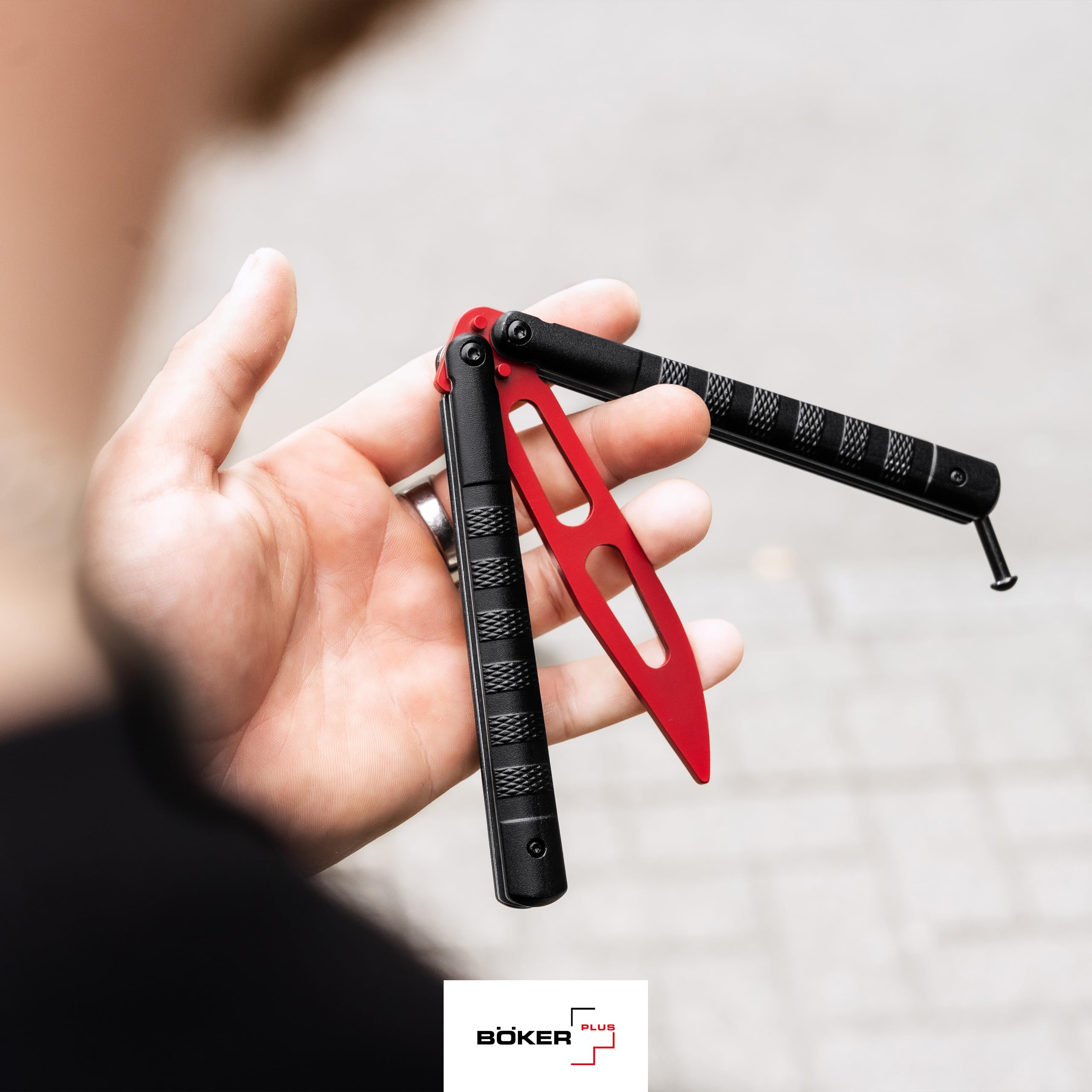 Böker PLUS® Relack Trainer – legales Balisong Trainingsmesser mit schwarzem Alu-Griff - Übungs-Messer mit roter Dummy Klinge ungeschärft - hochwertiges Butterfly Trainer Messer