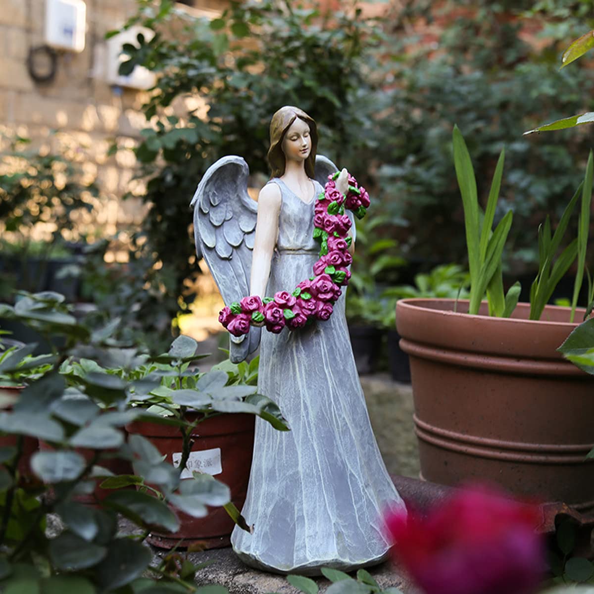 Ozdoby ogrodowe, bajkowy ogród wróżka dekoracyjna mini ogród zaczarowana figurka do wewnątrz na zewnątrz do domu lub biura, wróżka kwiatowa trzyma kwiaty prezent