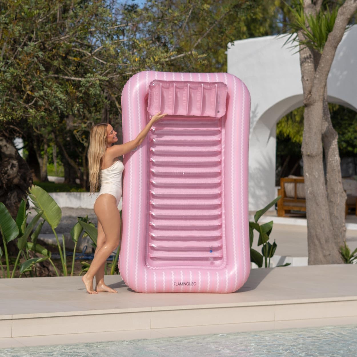 Flamingueo Colchoneta Piscina - Tanning Pool Individual - Posavasos Incluido - PVC Resistente - Tamaño Grande - Almohada Desmontable - Rosa