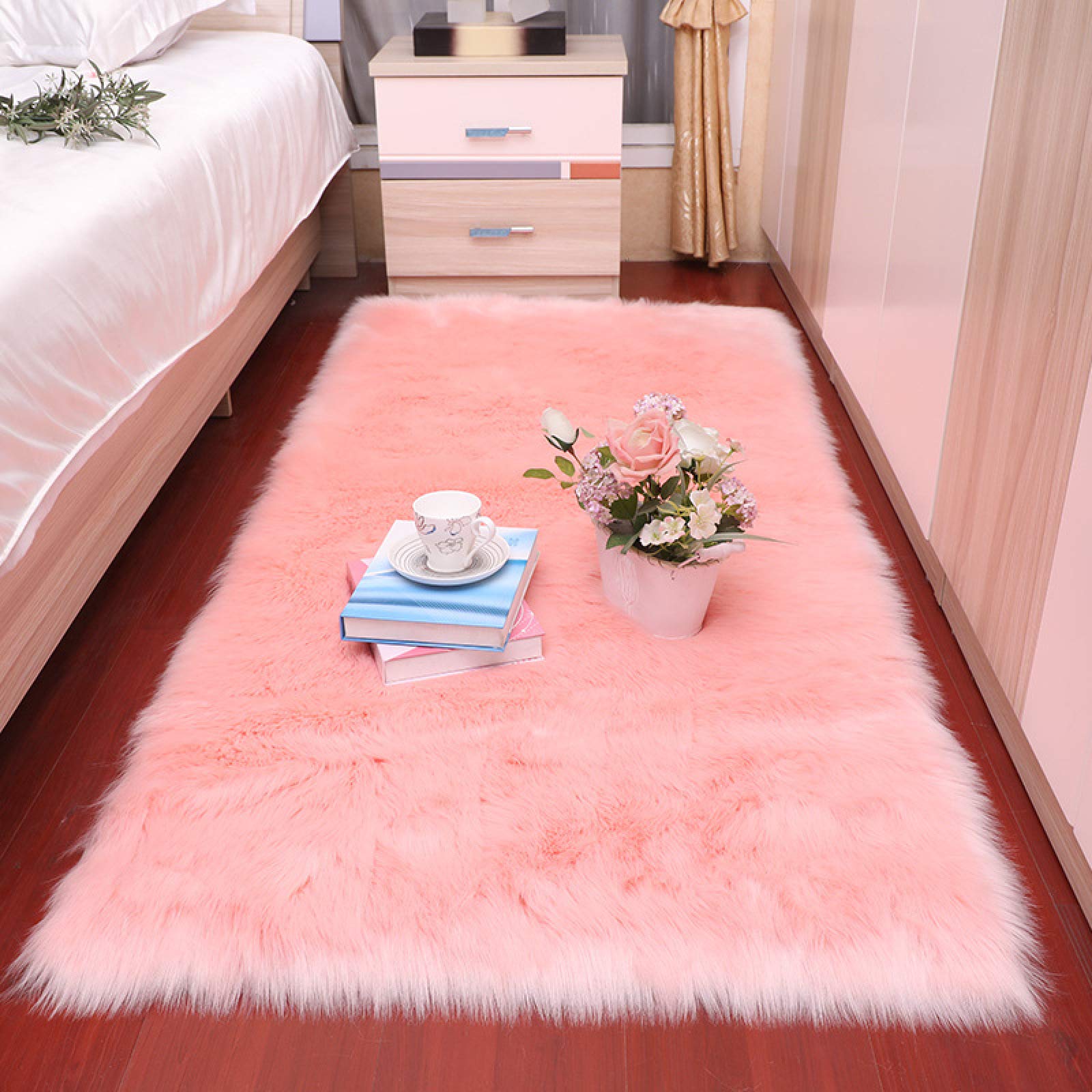 Tapis fausse fourrure lavable pour une chambre rose et cocooning