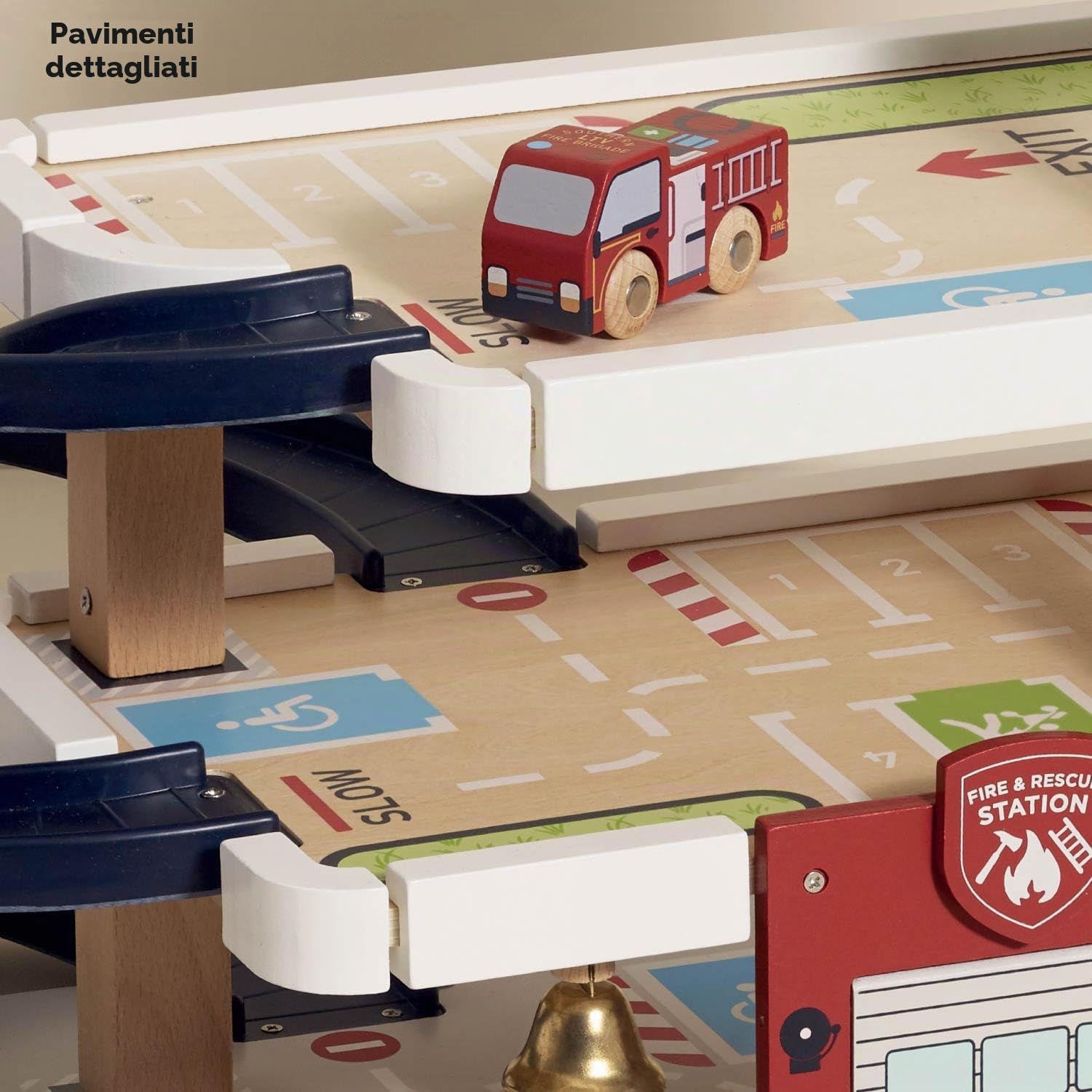 Le Toy Van - TV453 - Stazione vigili del fuoco giocattolo per bambini, 3 anni, in legno certificato FSC, include 1 camion dei pompieri, 1 elicottero, garage apribile, ascensore, campana d'emergenza