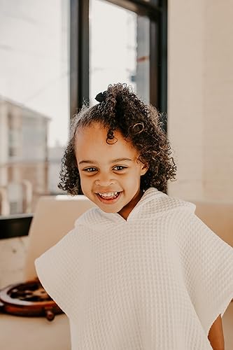 Miniatura 4 de Jade&Kai Toalla con capucha para bebés y niños pequeños, se ajusta a un poncho, gofre de algodón orgánico, ligera y absorbente, para baño, playa y