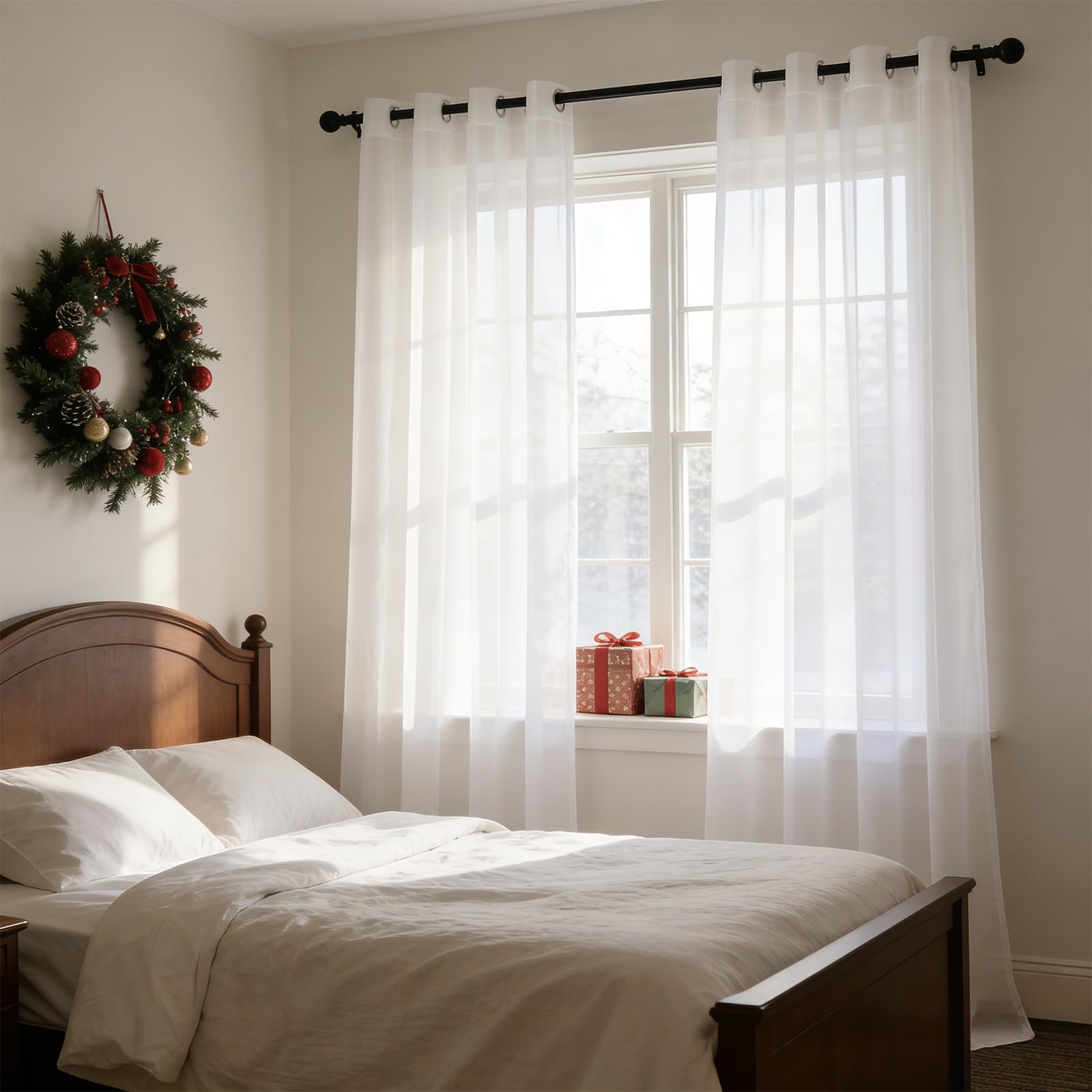 Cortinas muy finitas que dejan entrar la luz en salones oscuros