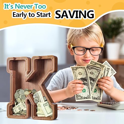 Miniatura 450 de SummiDate Alcancía de madera con nombre, niños y niñas, tamaño grande, letras alfabeto A-Z, monedas y billetes, inicial en cubierta transparente