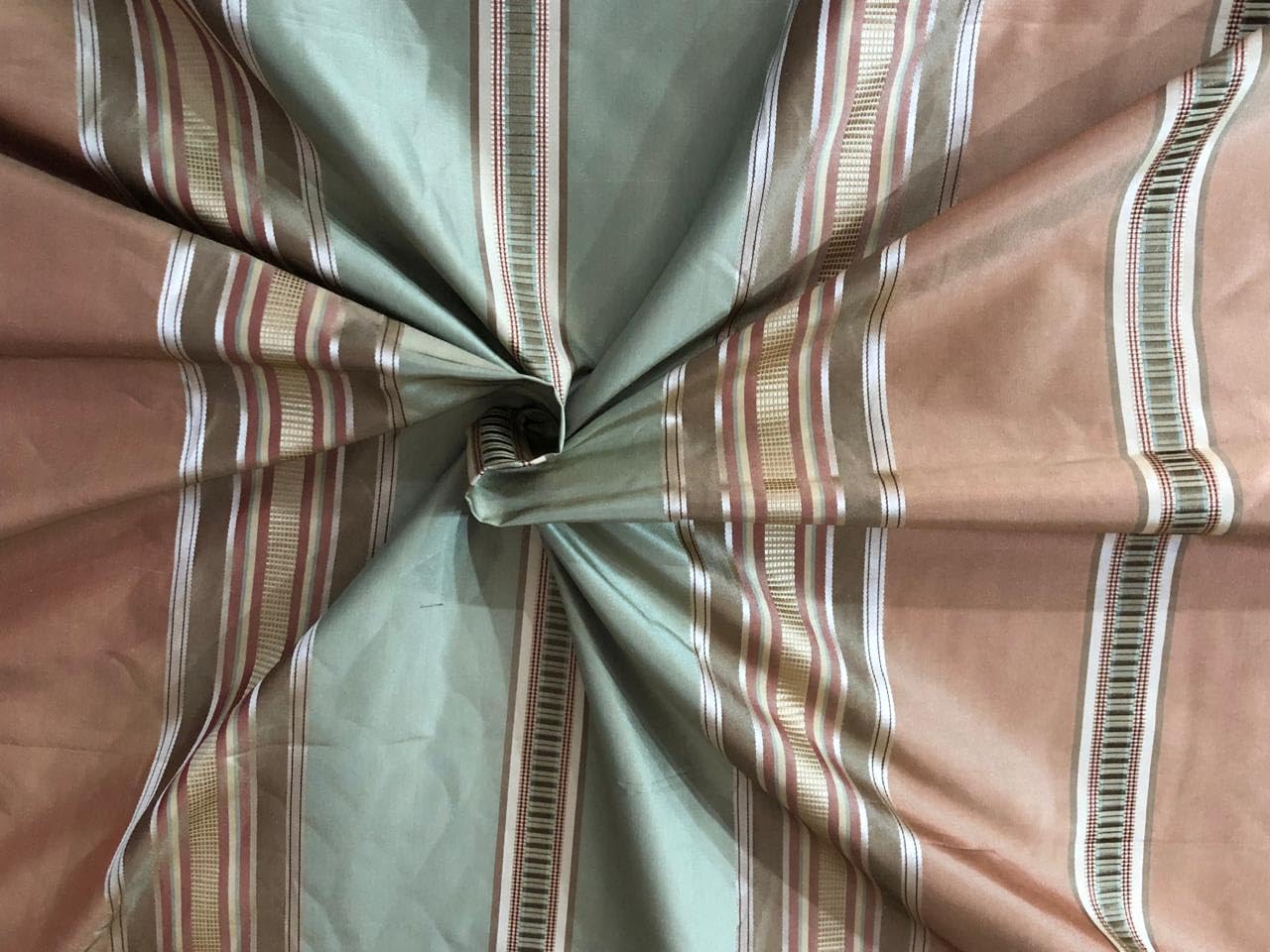 Tissu taffetas en soie de prestige à rayures satinées pour haute couture