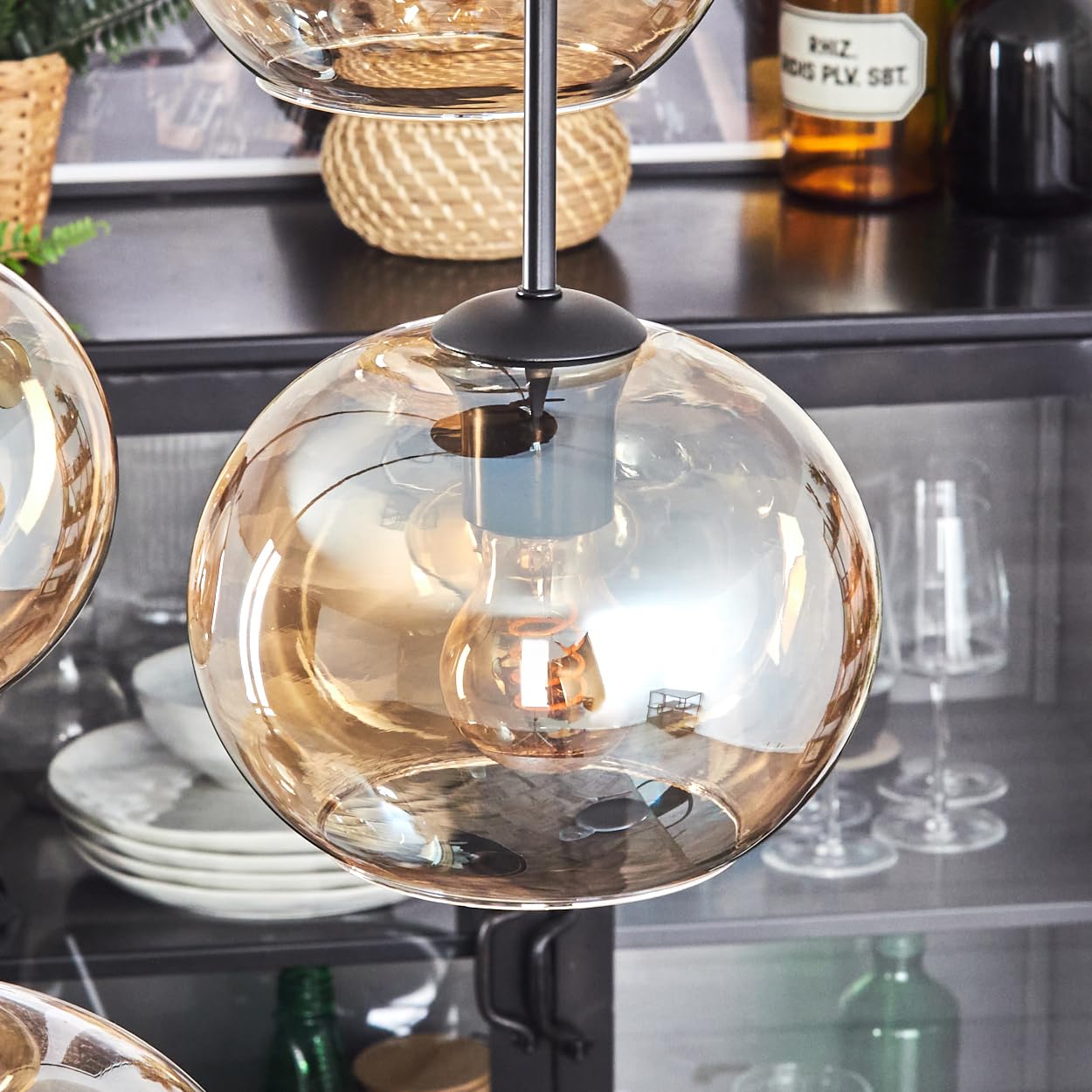 HOFSTEIN Hängeleuchte Apedo, 4-flammige Hängelampe aus Metall/Glas in Schwarz/Bernstein, Retro/Vintage-Design (Ø 20, 30cm), E27, Pendelleuchte verstellbar bis max. 147cm, Esszimmer, Wohnzimmer, Küche