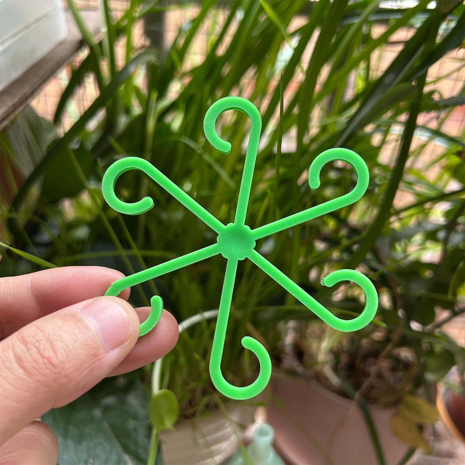 BEELUKY Pack of 16 Plant Support Shrub Holders Plant Holders Plant Supports Garden Support Ring Plant Stem Holder Plant Clips to Support Monstera Trellis Alocasia Tomatoes (Green) - Image 4