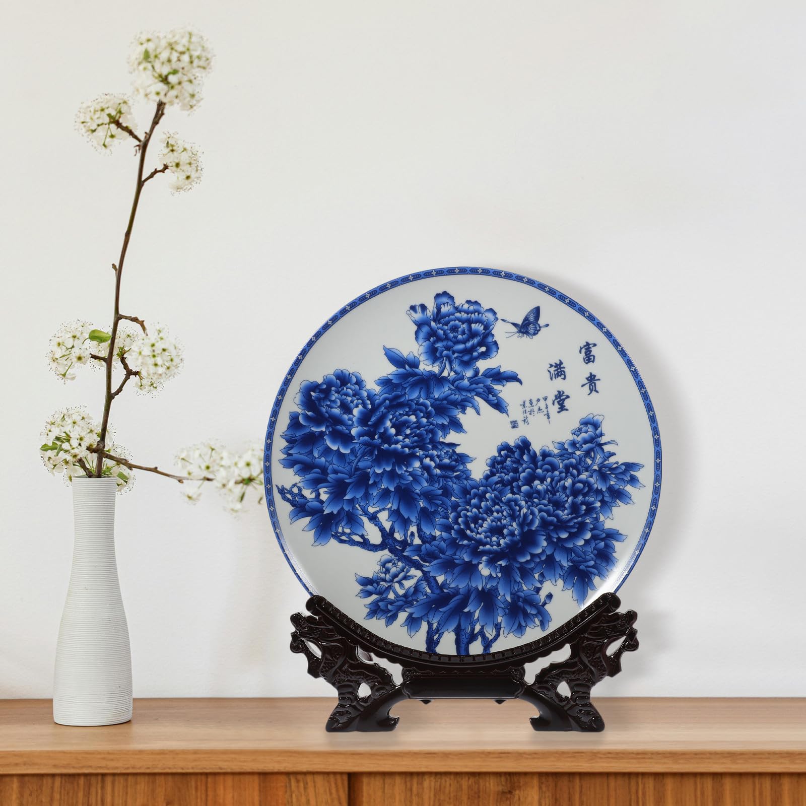 Operitacx Plato Decorativo de Cerámica Azul y Blanco con Soporte de Madera, Juego de 1 Set para Decoración y Obsequio, Fácil de Limpiar y Diseño Creativo