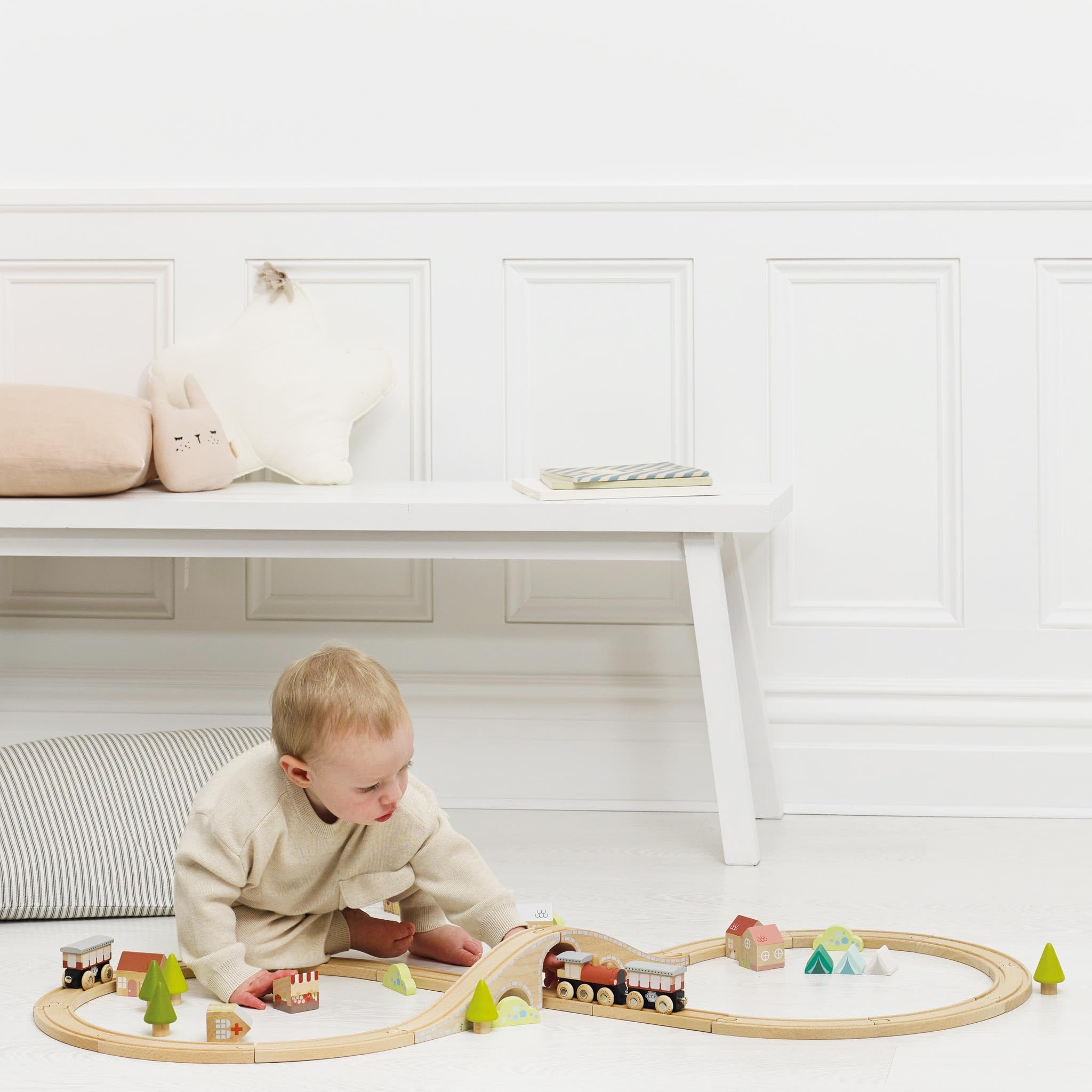 Le Toy Van Drewniany zestaw kolejowy z figurką 8 torów kolejowych, plastikowy zestaw z uniwersalnym kompatybilnym torem kolejowym, odpowiedni dla dzieci w wieku od 36 miesięcy, dziewcząt i chłopców