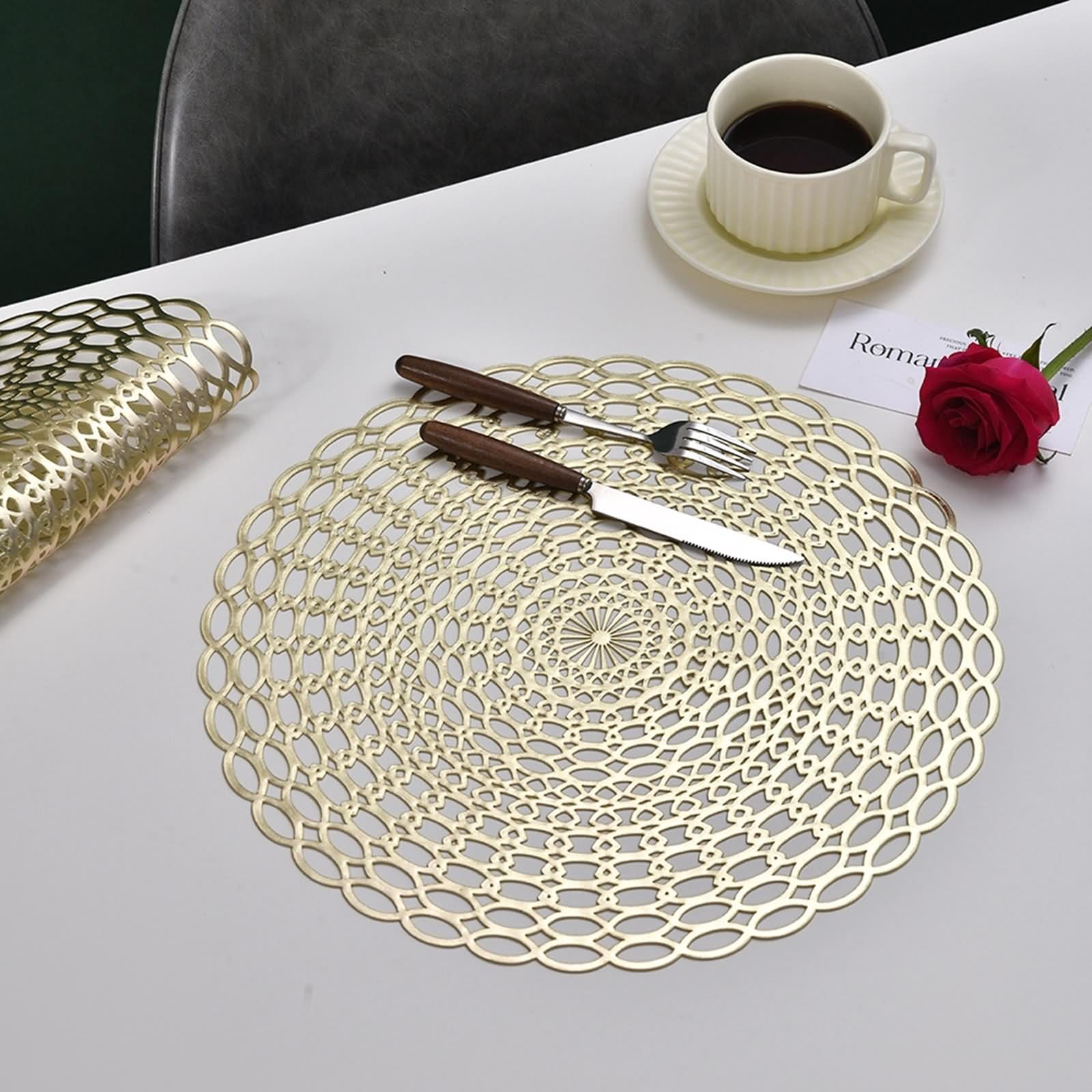 Lot de 8 Set de Table Feuille 40cm, Dessous de Table Moderne Motif de Chaîne Circulaire Creuse PVC Or